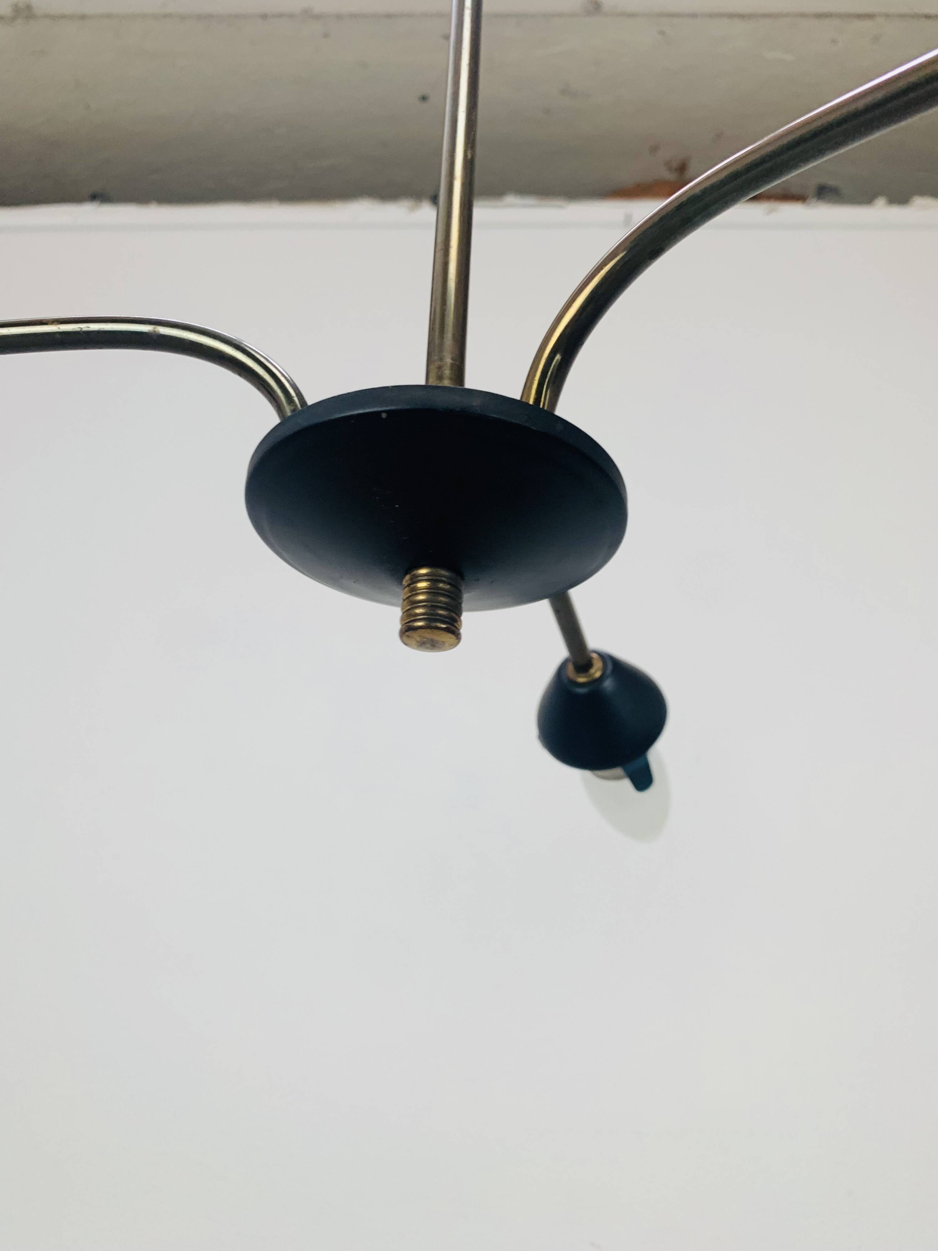 Suspension/lustre années 50, opaline, laiton et métal, 3 feux
