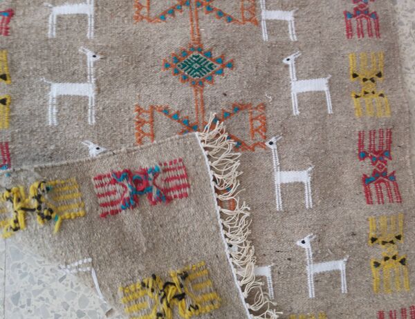 Tapis kilim gris motifs gazelles fait main traditionnel