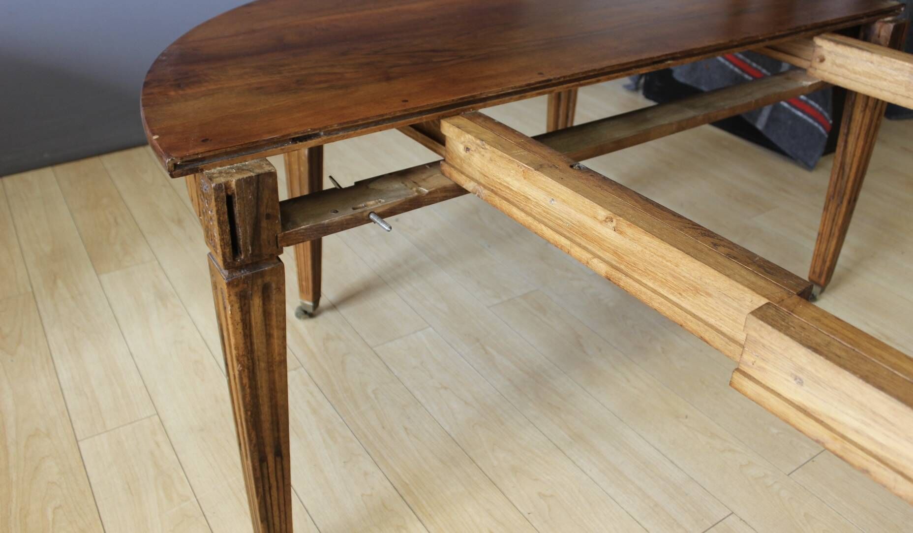 Louis XVI belt table with extensions in walnut, 19th century.