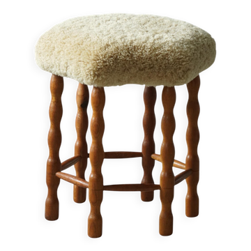 Tabouret danois de style « Mid-Century Modern », en chêne, avec assise en laine d'agneau et pieds en forme de bobines, années 1950