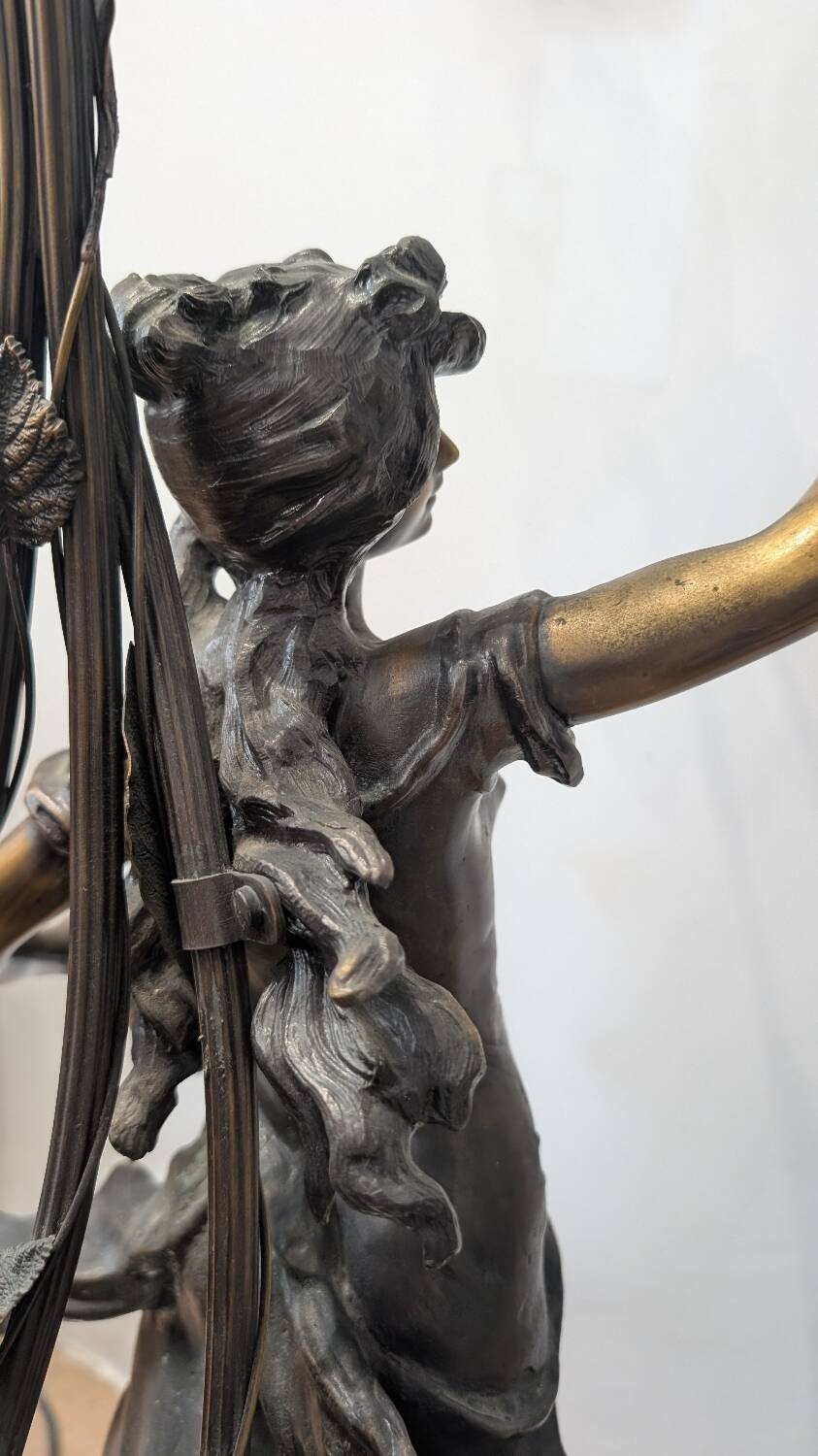 Bronze lamp signed Auguste Moreau – Woman with a shell