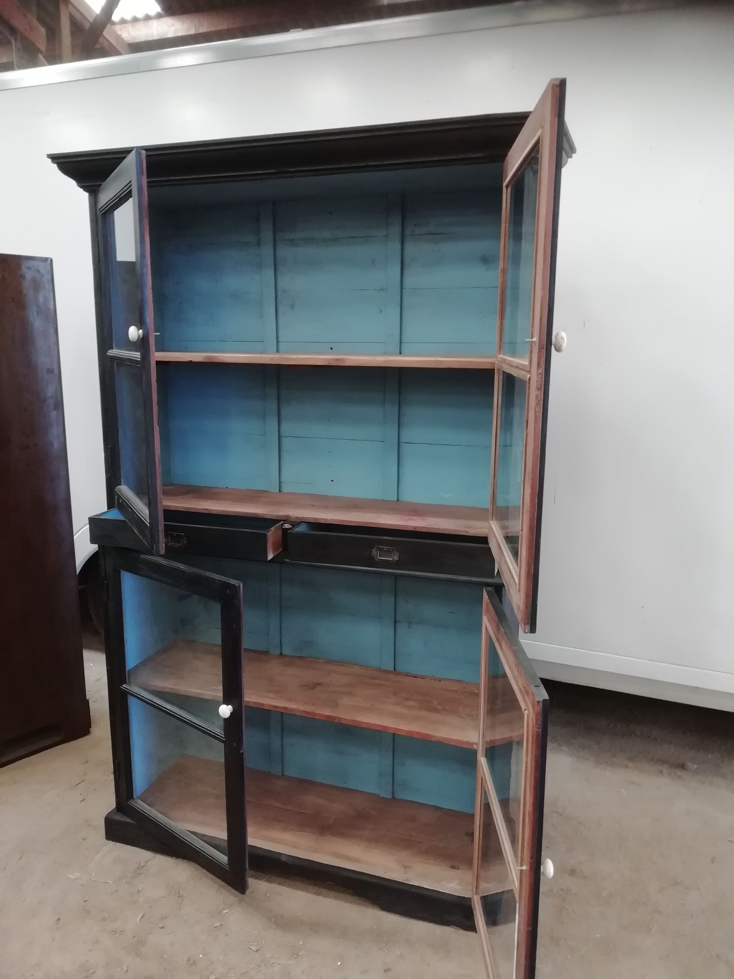 Glass-enclosed croat