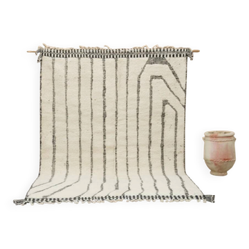 Large Beni Ouarain rug 290×210 – Ivory wool with black linear pattern, GO-939