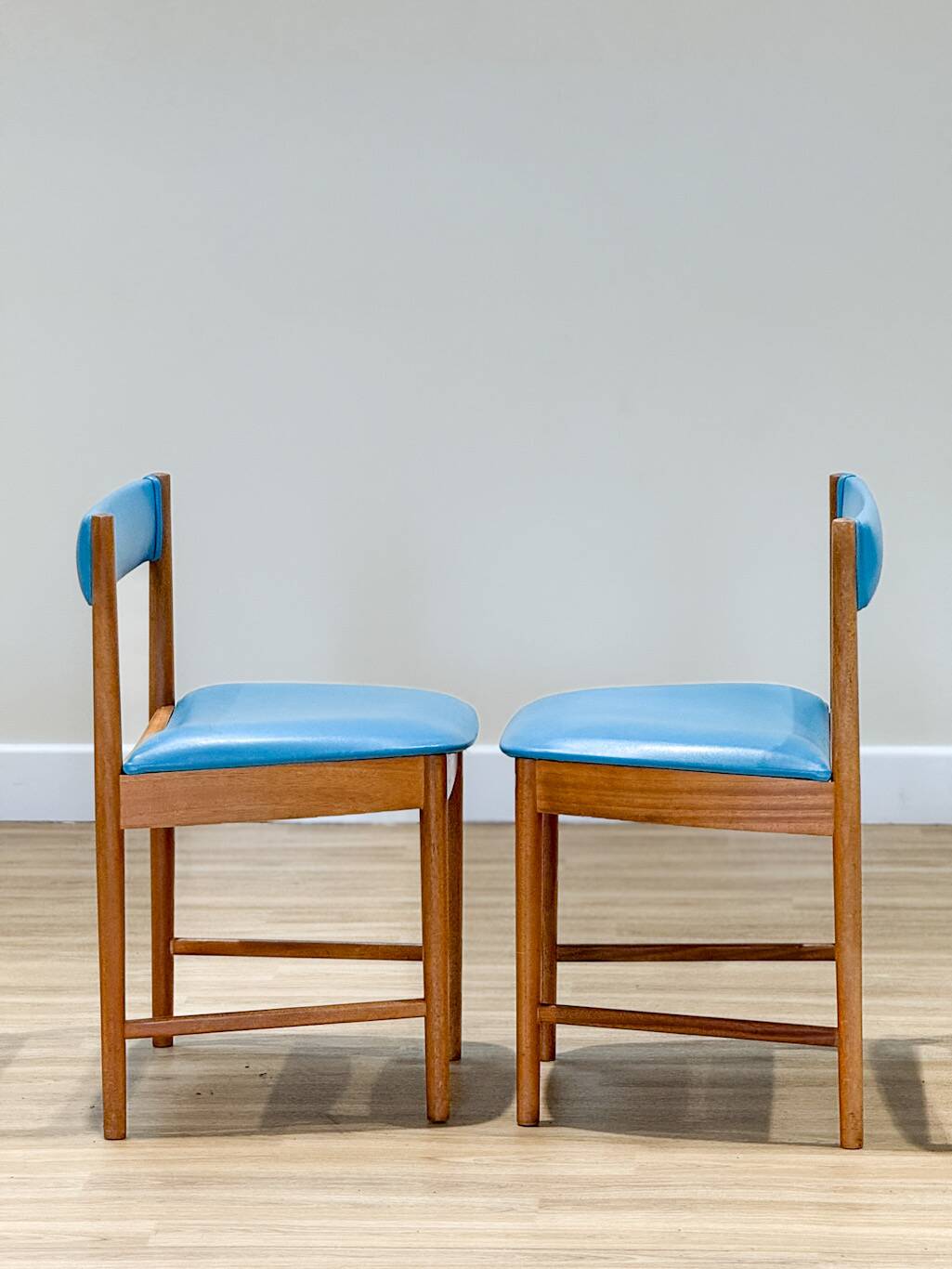 7 chaises de salle à manger McIntosh en vinyle bleu