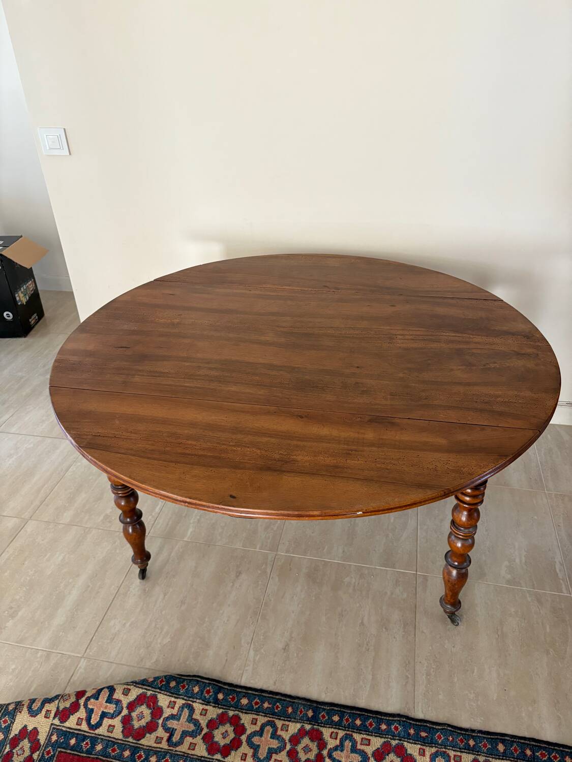Solid wood extendable table
