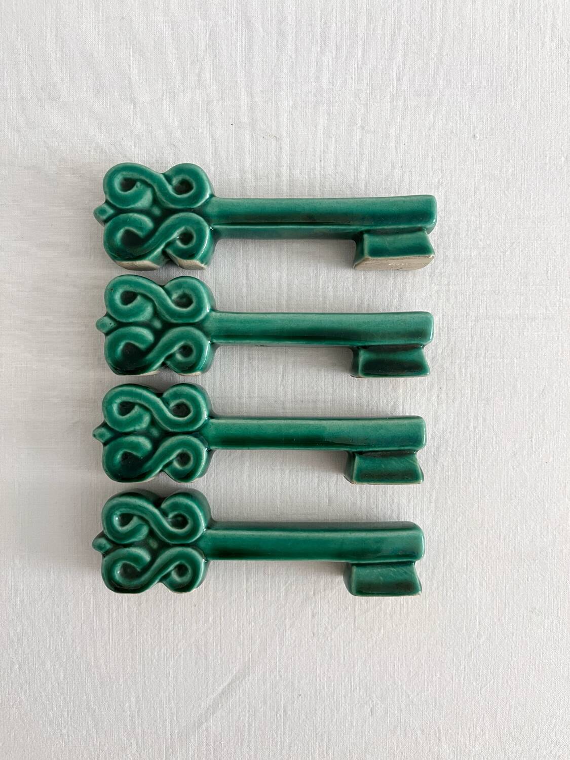 4 green ceramic knife rests in vintage key shape