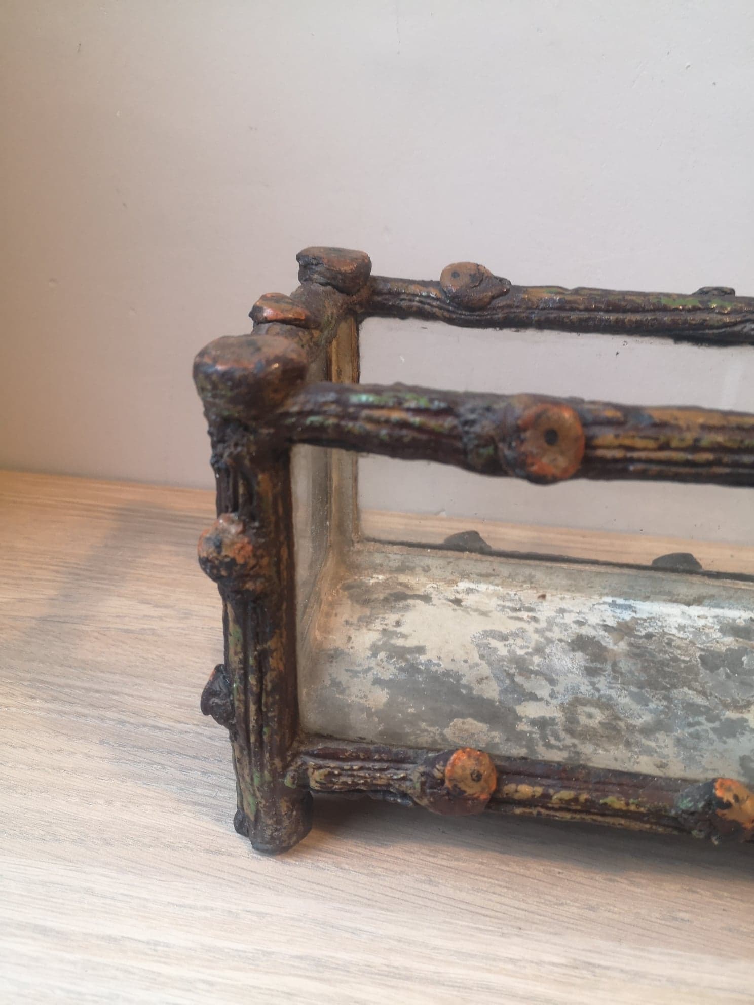 Gardener - Metal and glass - Imitation wood.