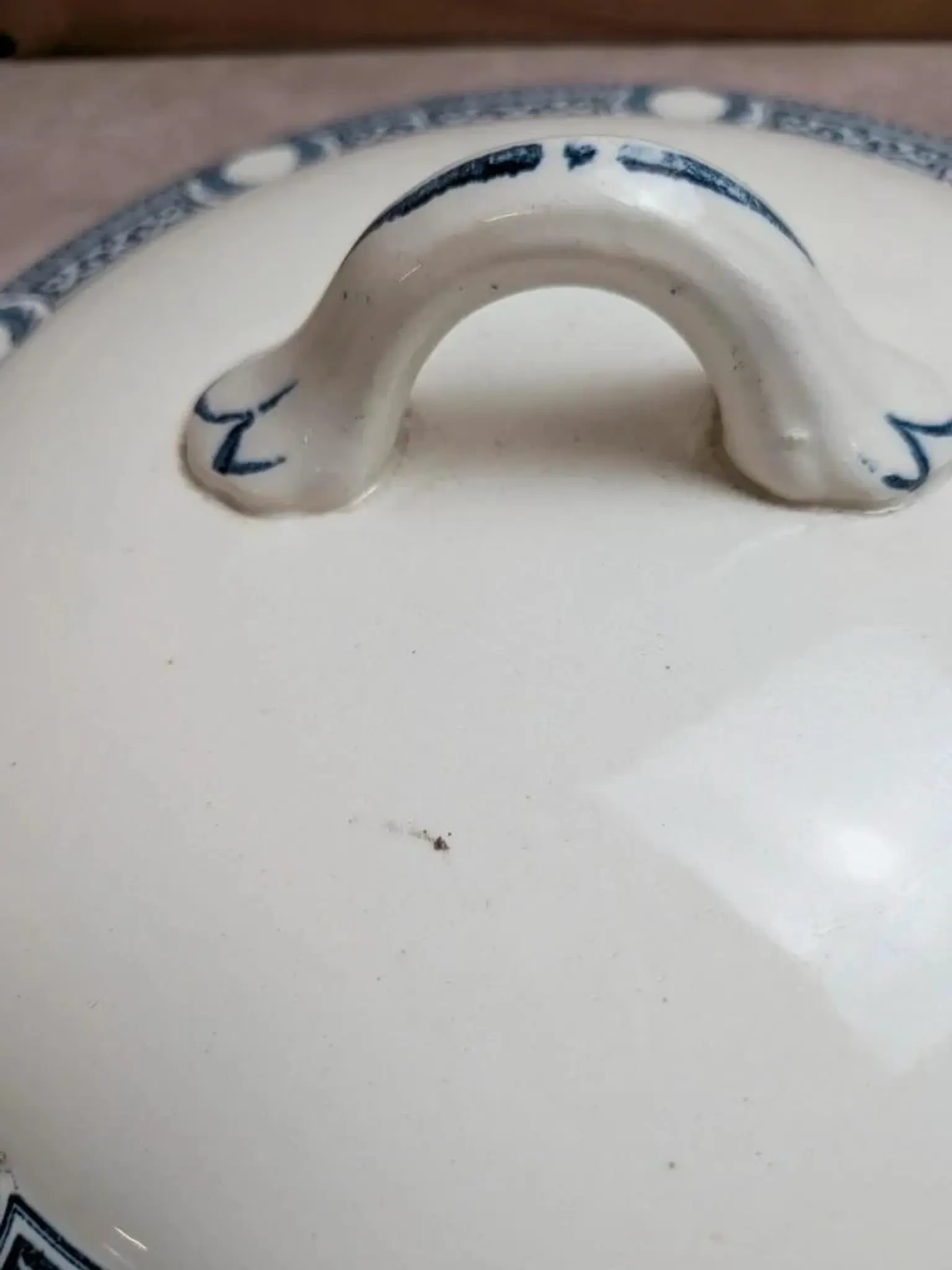 Soupière ancienne en terre de fer Salins – Modèle Saïda – Décor bleu