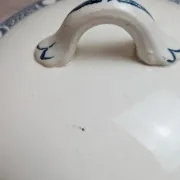 Soupière ancienne en terre de fer Salins – Modèle Saïda – Décor bleu