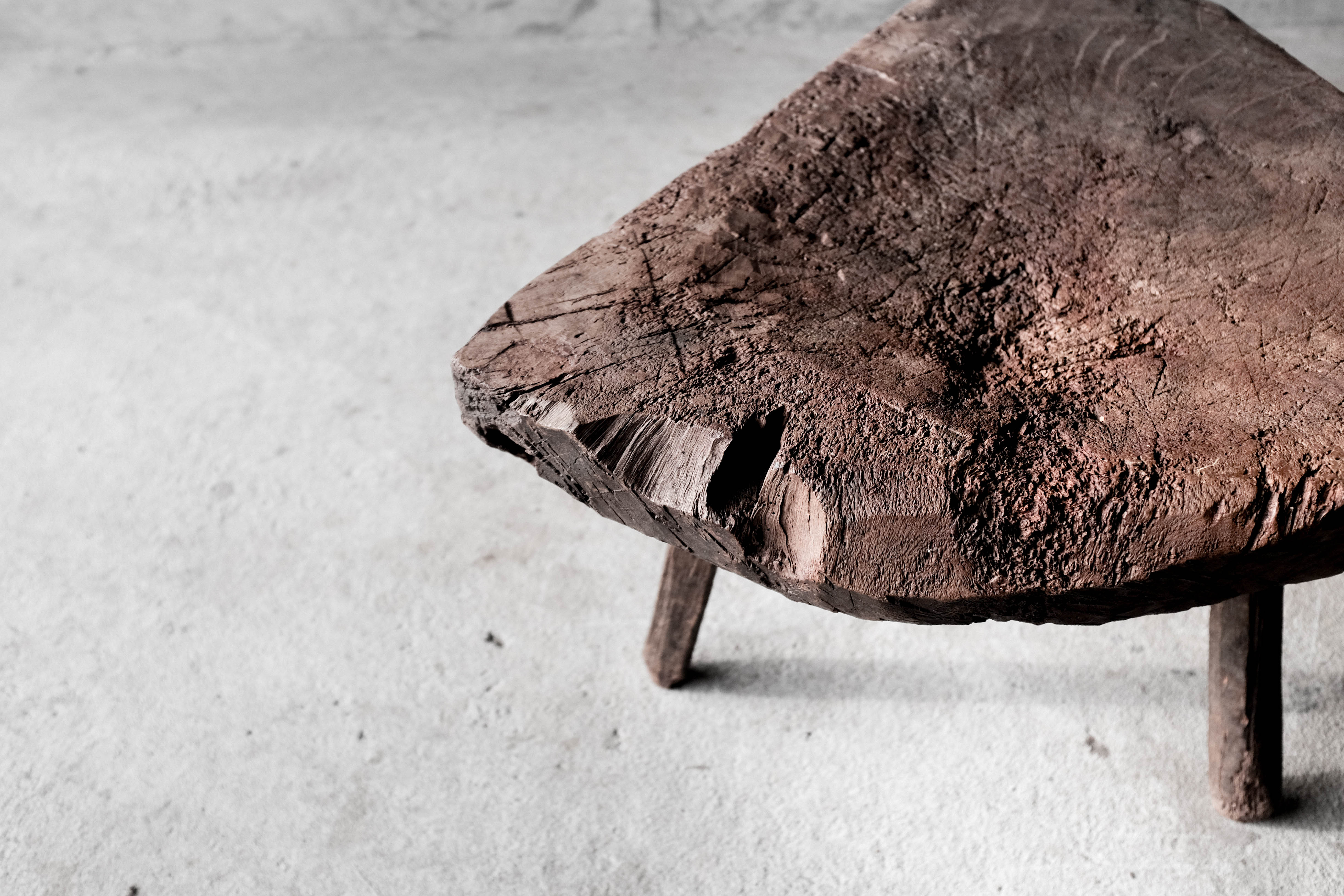 Tabouret brutaliste billot art-populaire auvergnat XIXème siècle