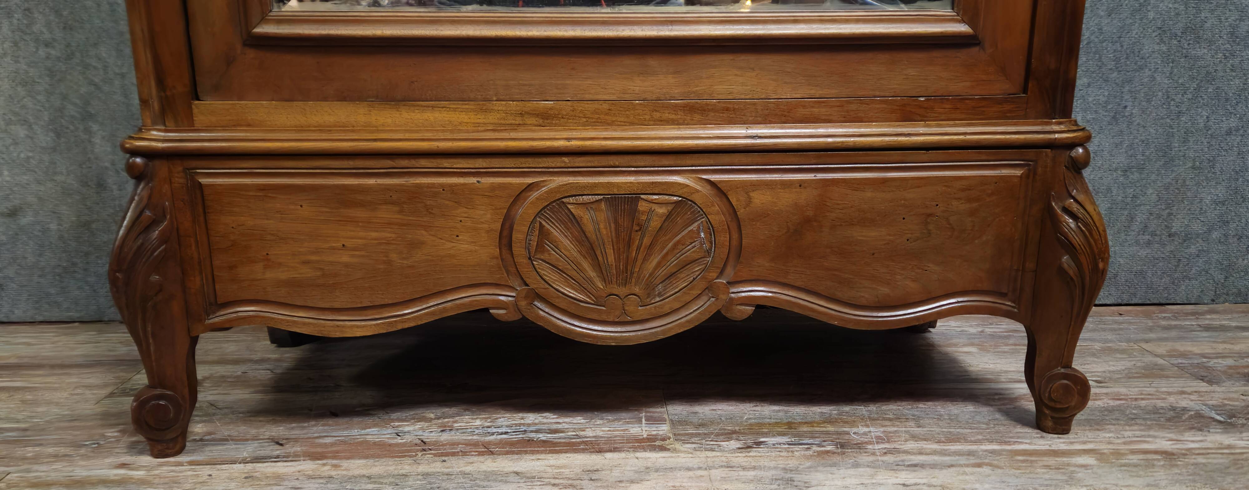 Armoire a glace de style Louis XV, en noyer sculpté