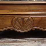 Armoire a glace de style Louis XV, en noyer sculpté