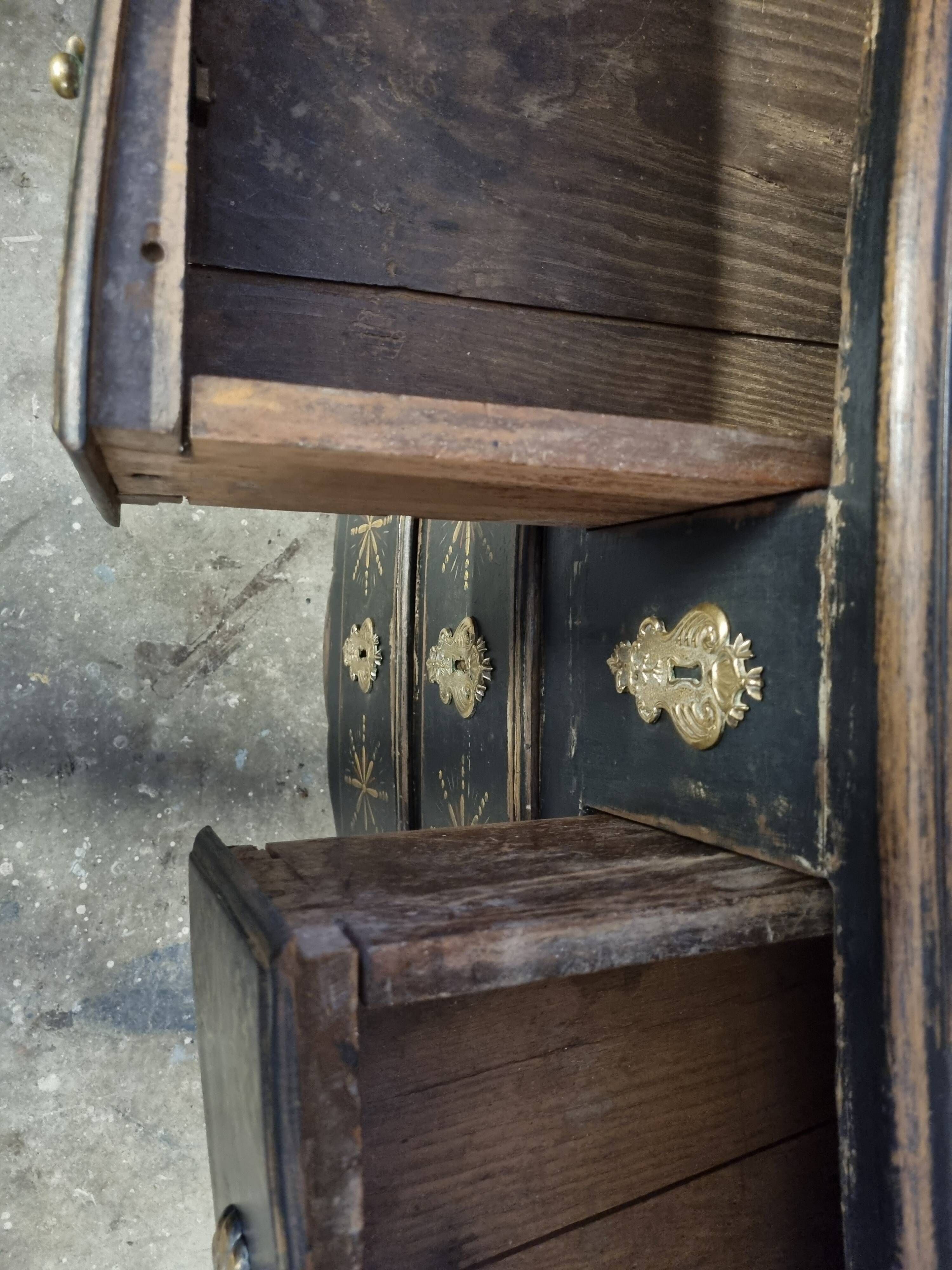 Chest of drawers