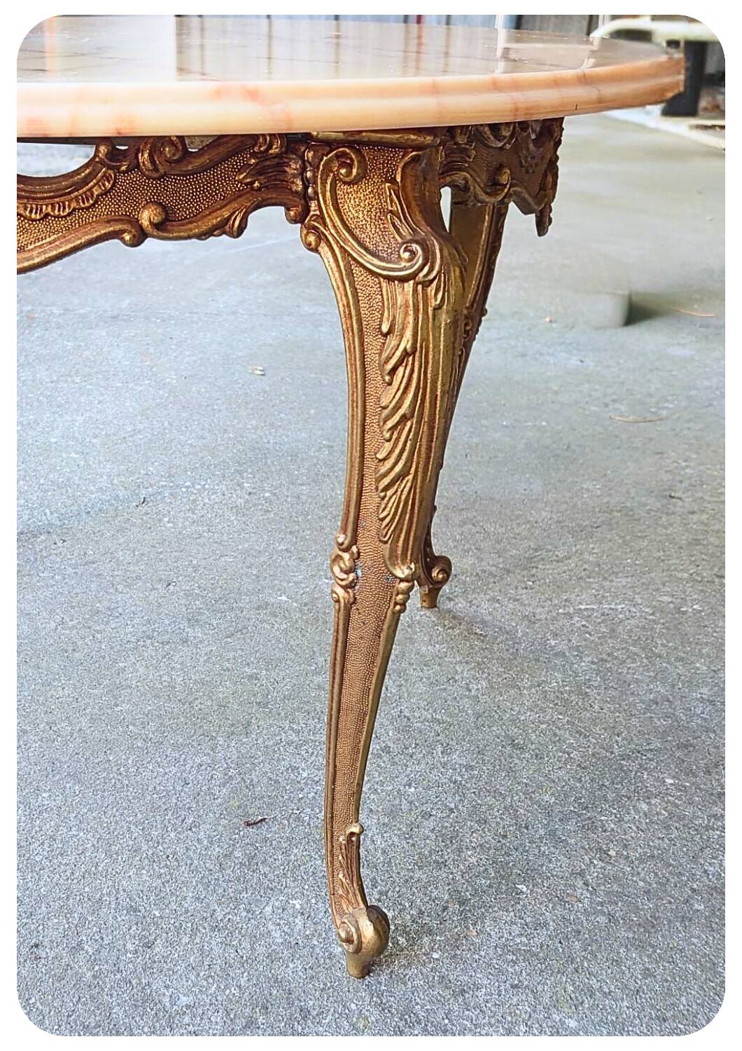 Table basse en bronze de style Louis XV avec plateau en marbre, XXe siècle