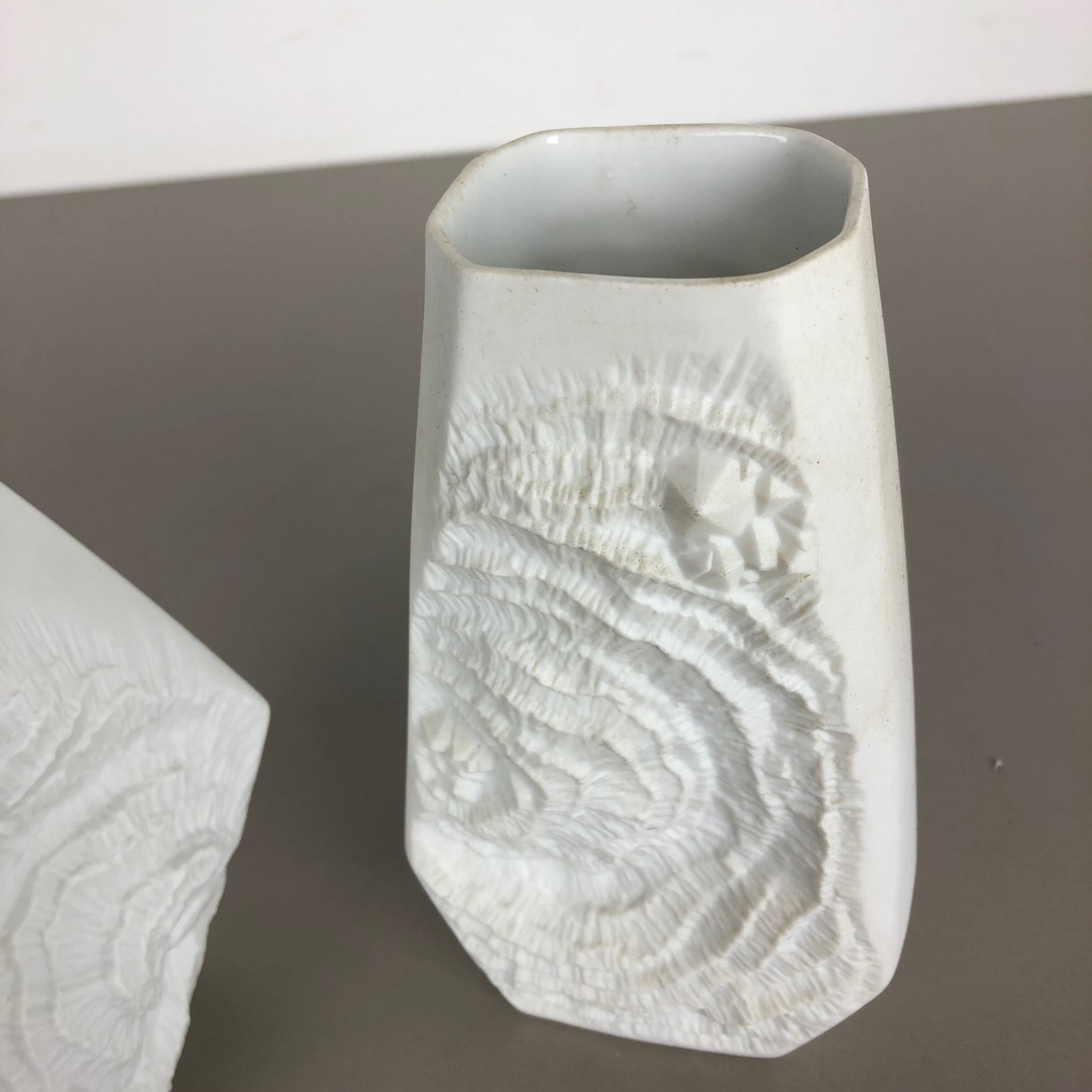 Ensemble de 2 vases originaux de porcelaine d'art d'art d'OP par AK Kaiser Allemagne années 70