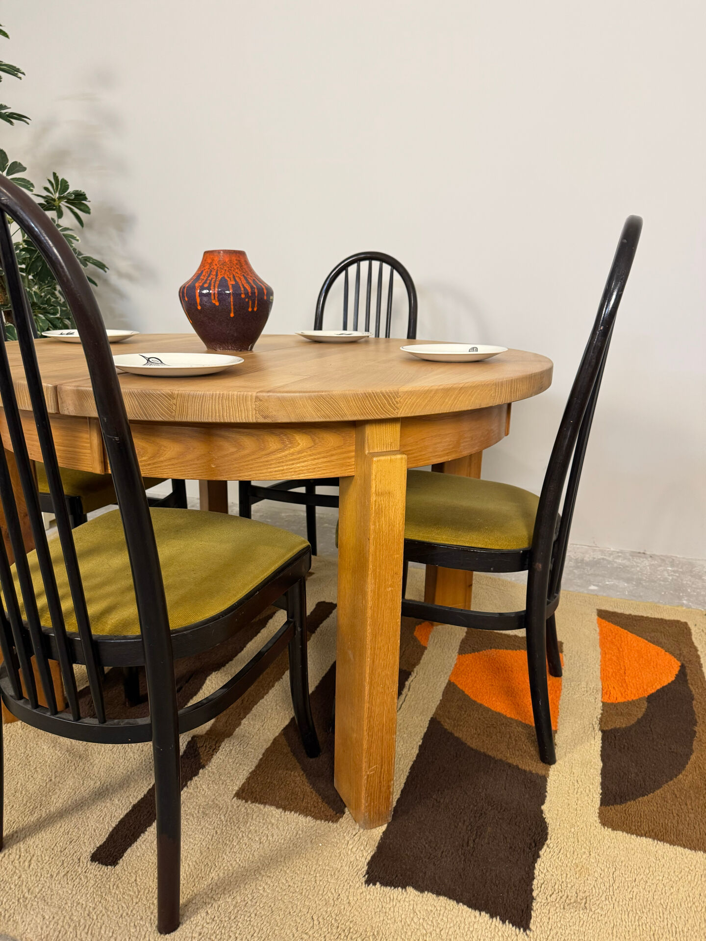 Round table with 1 extension in solid elm Regain, diameter 120 cm.