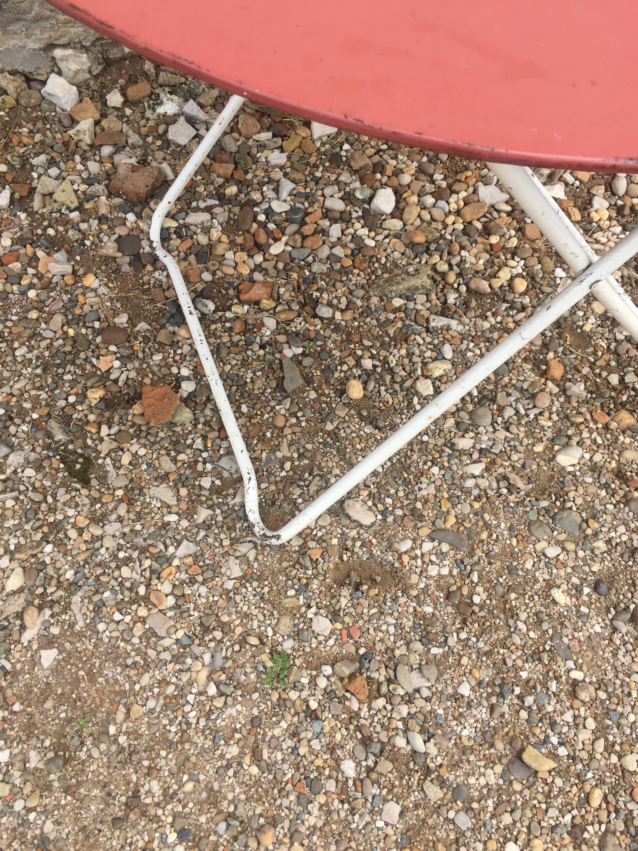 Round iron table