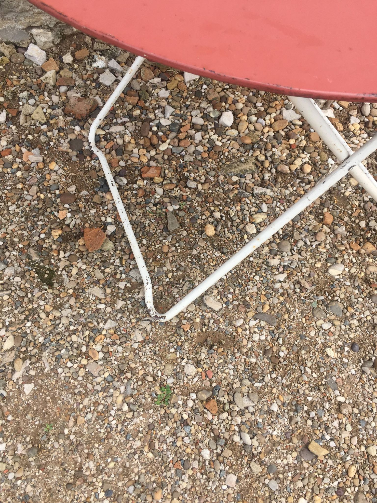 Round iron table