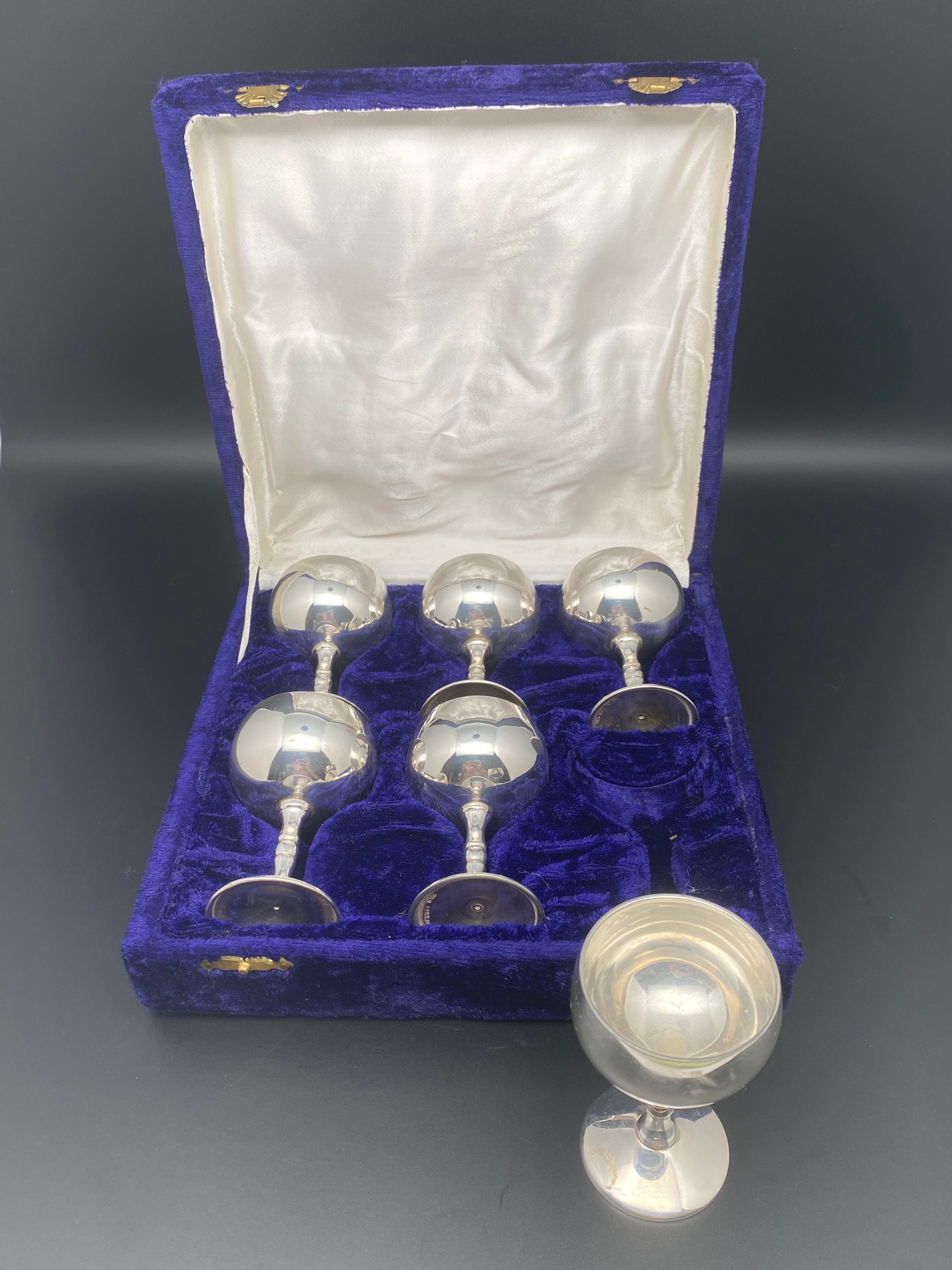 Strong silver alcohol cups in original velvet box