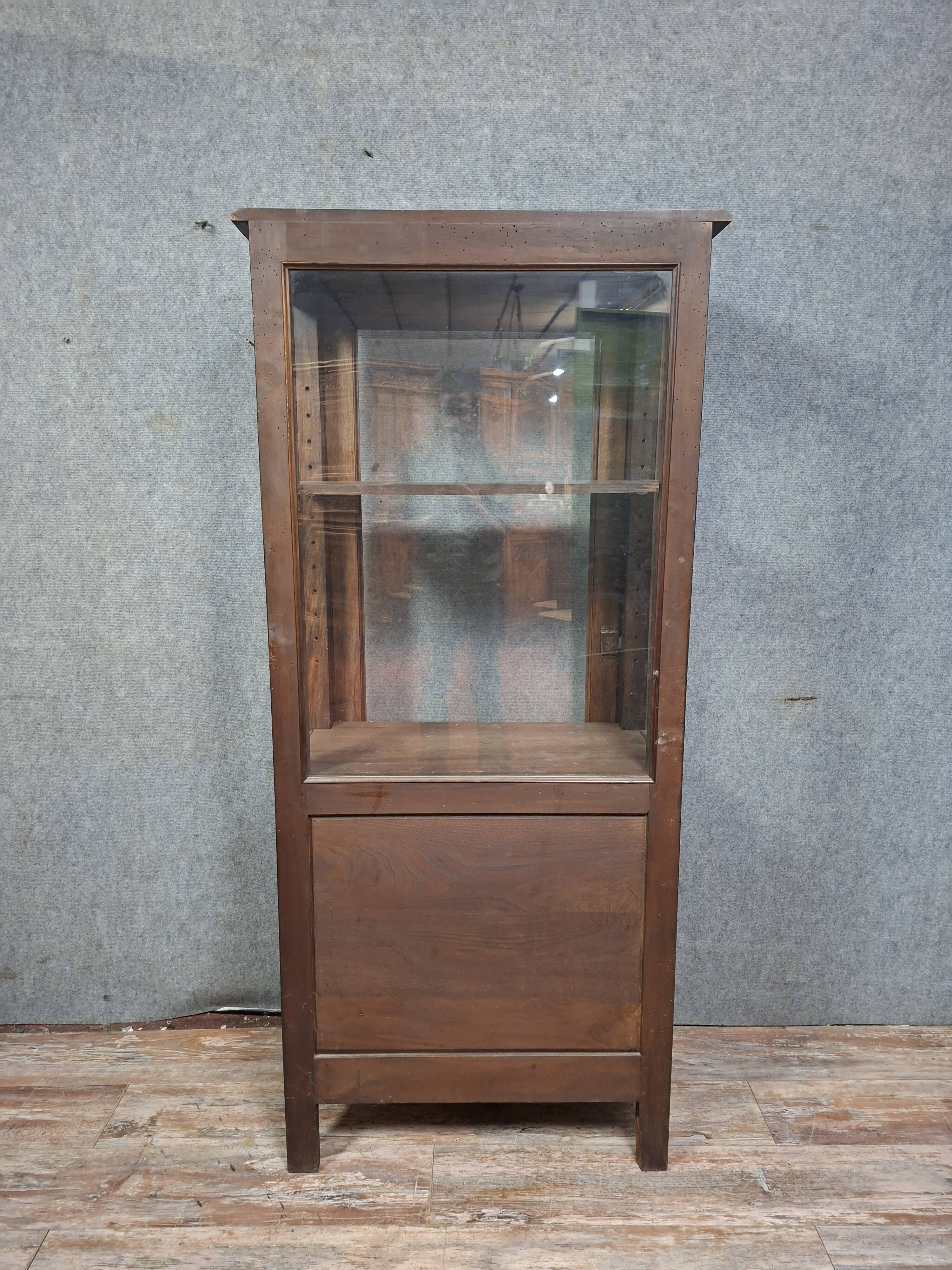 Vitrine de style Louis XV en noyer, travail français milieu du XXe siècle
