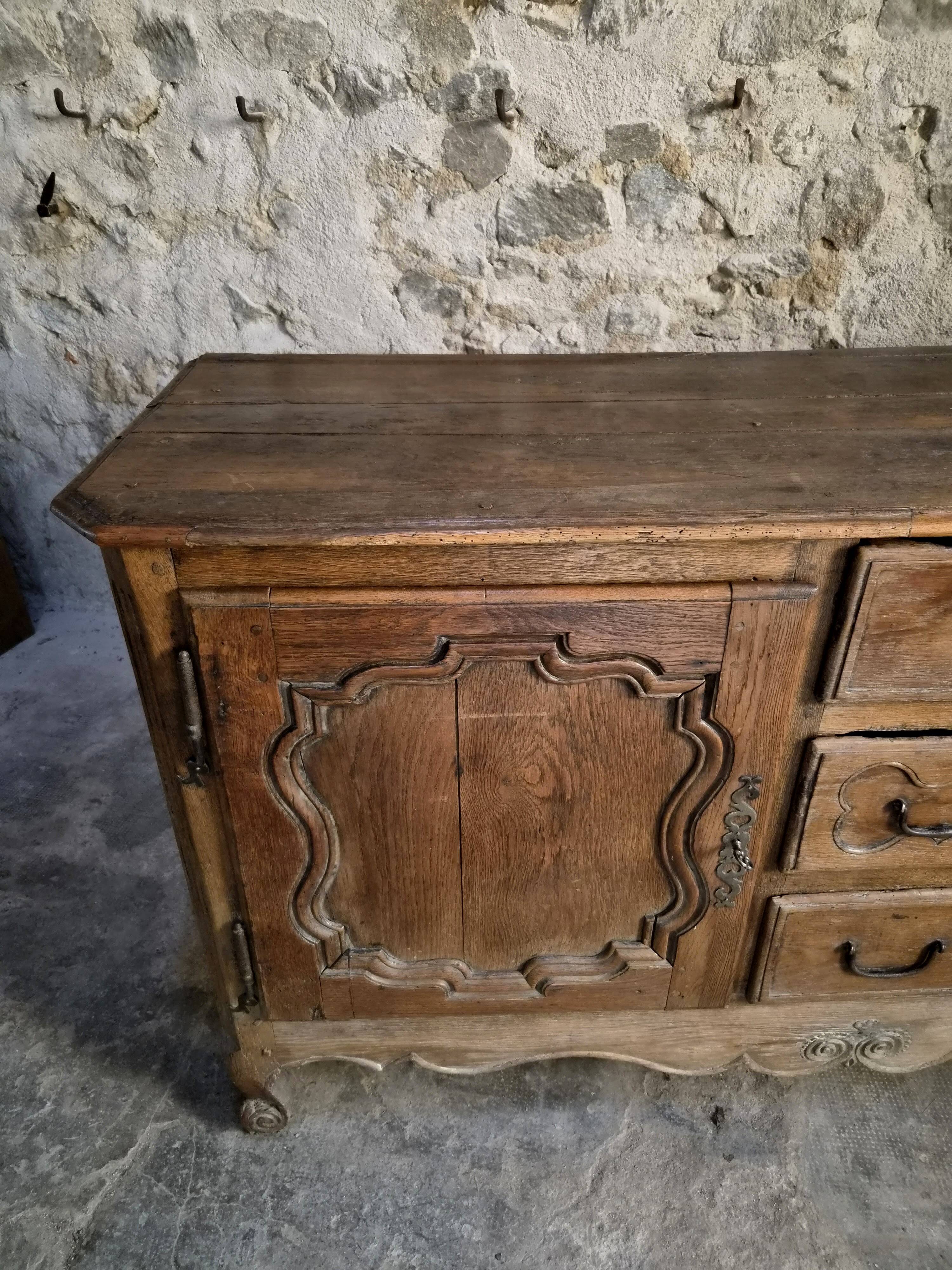 Grand oak buffet from the 18th century, Auvergne