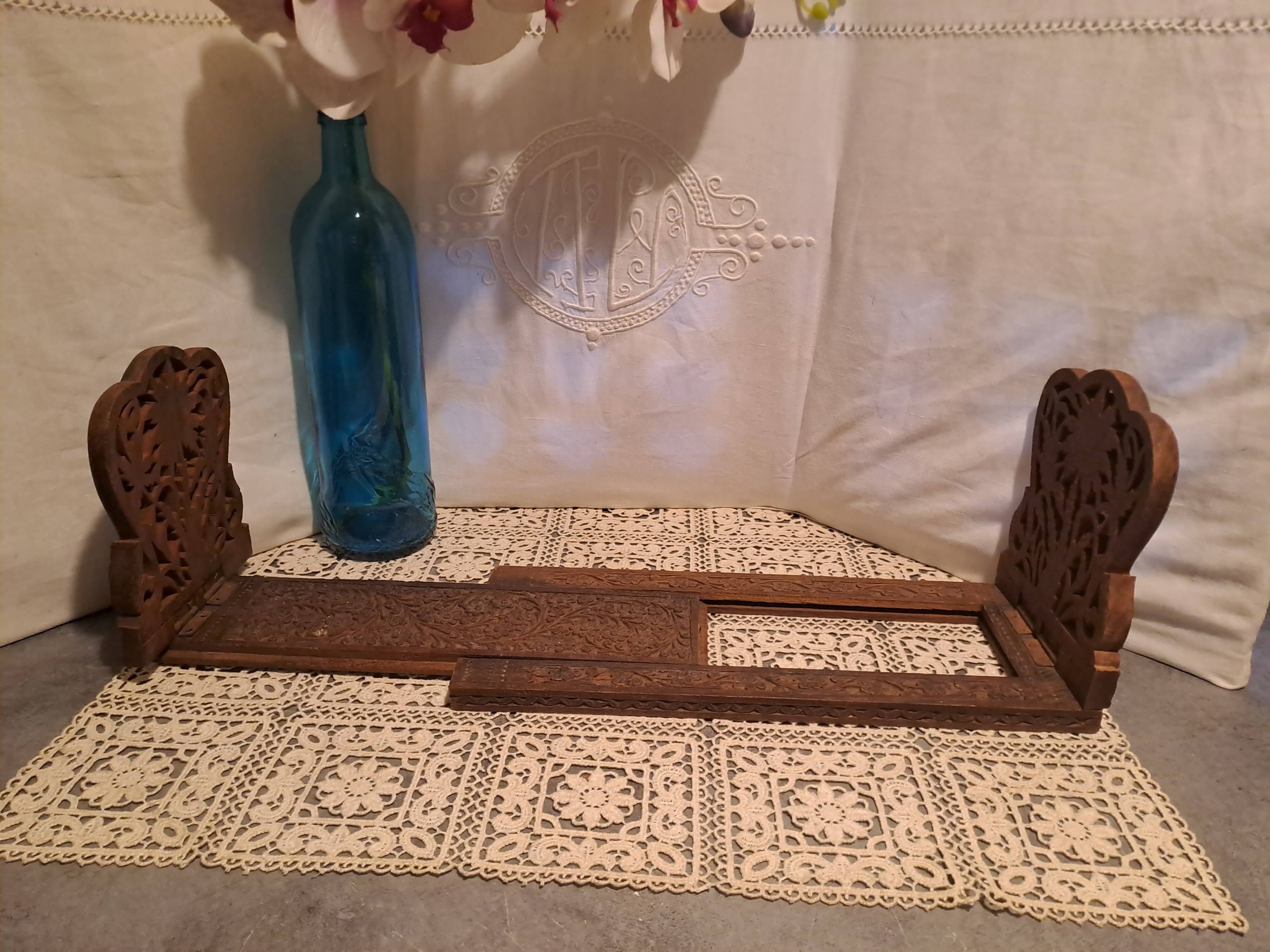 Book support to pose extendable and foldable in wood of the islands carved 1980s