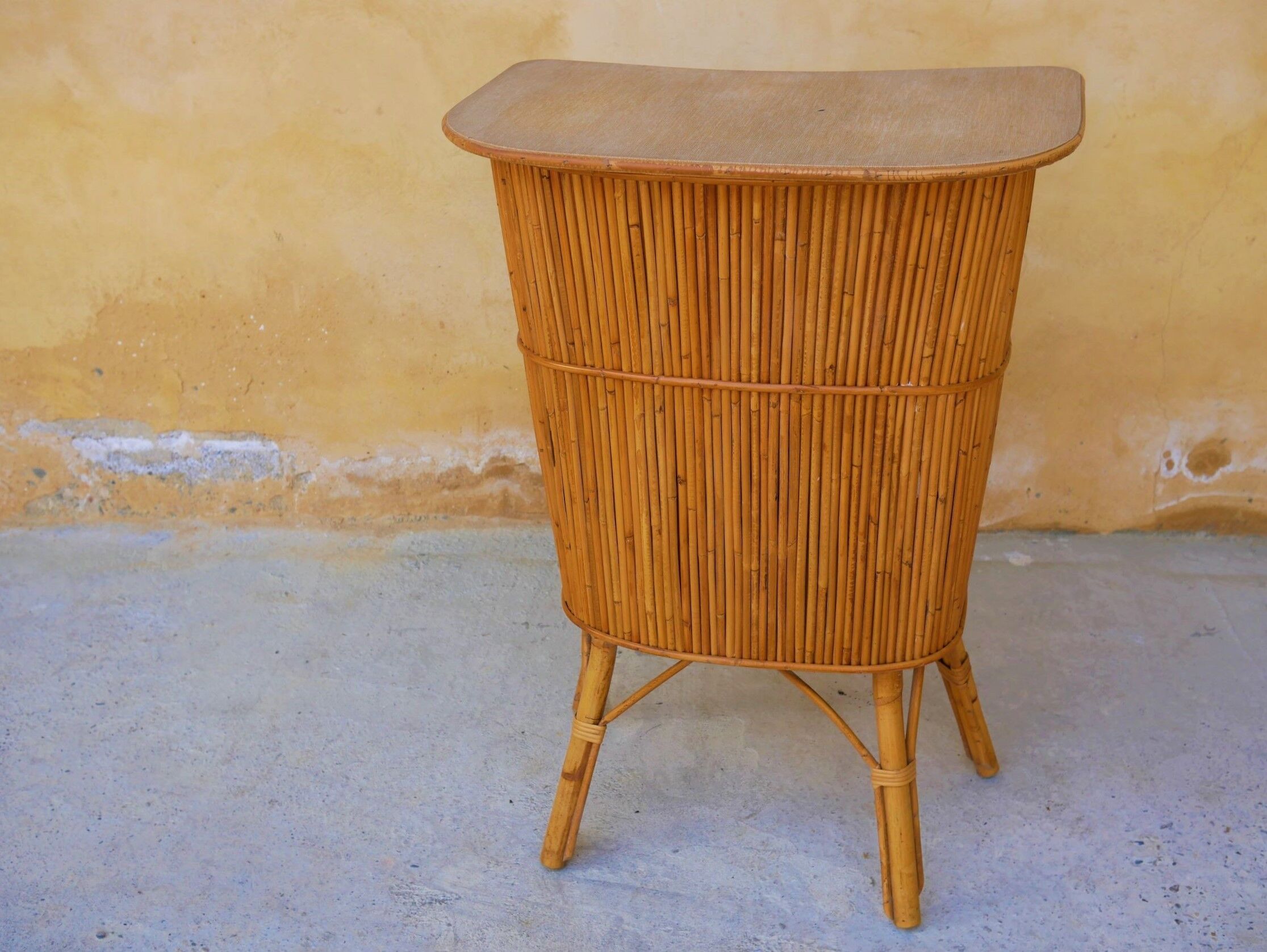 Bar en rotin vintage
