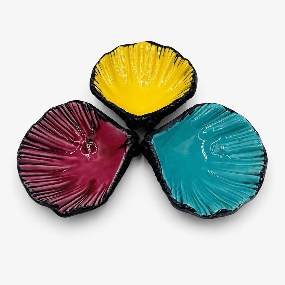 Set of three shell-shaped ceramic bowls from the 1950s/60s.