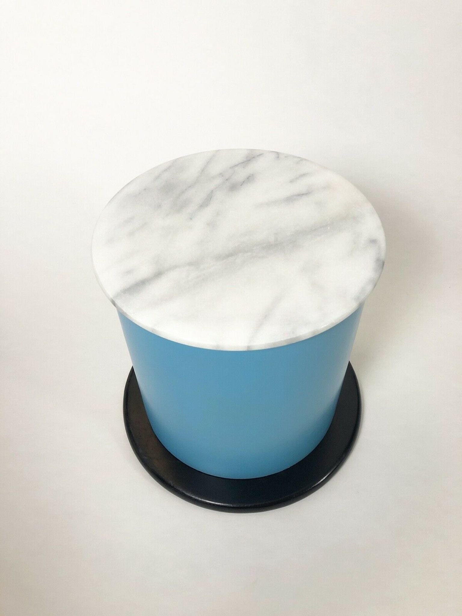 Table table of the 1980s in marble