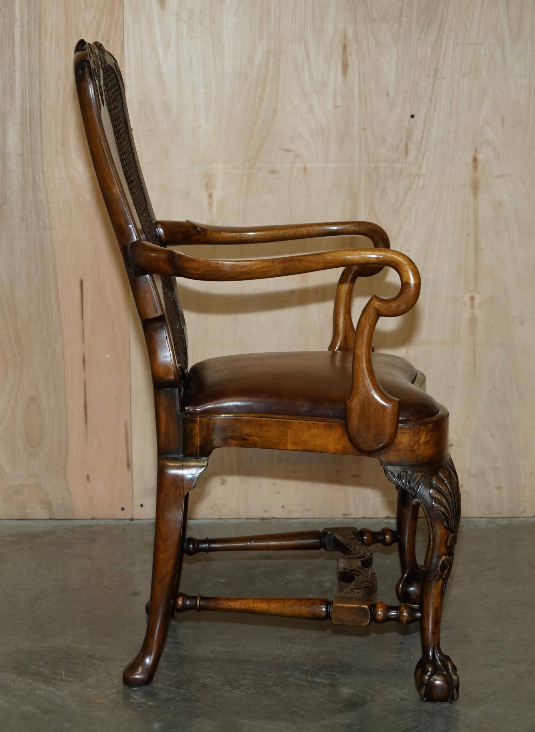 Fauteuil Bergère Antique Thomas Chippendale sculpté Claw & Ball cuir