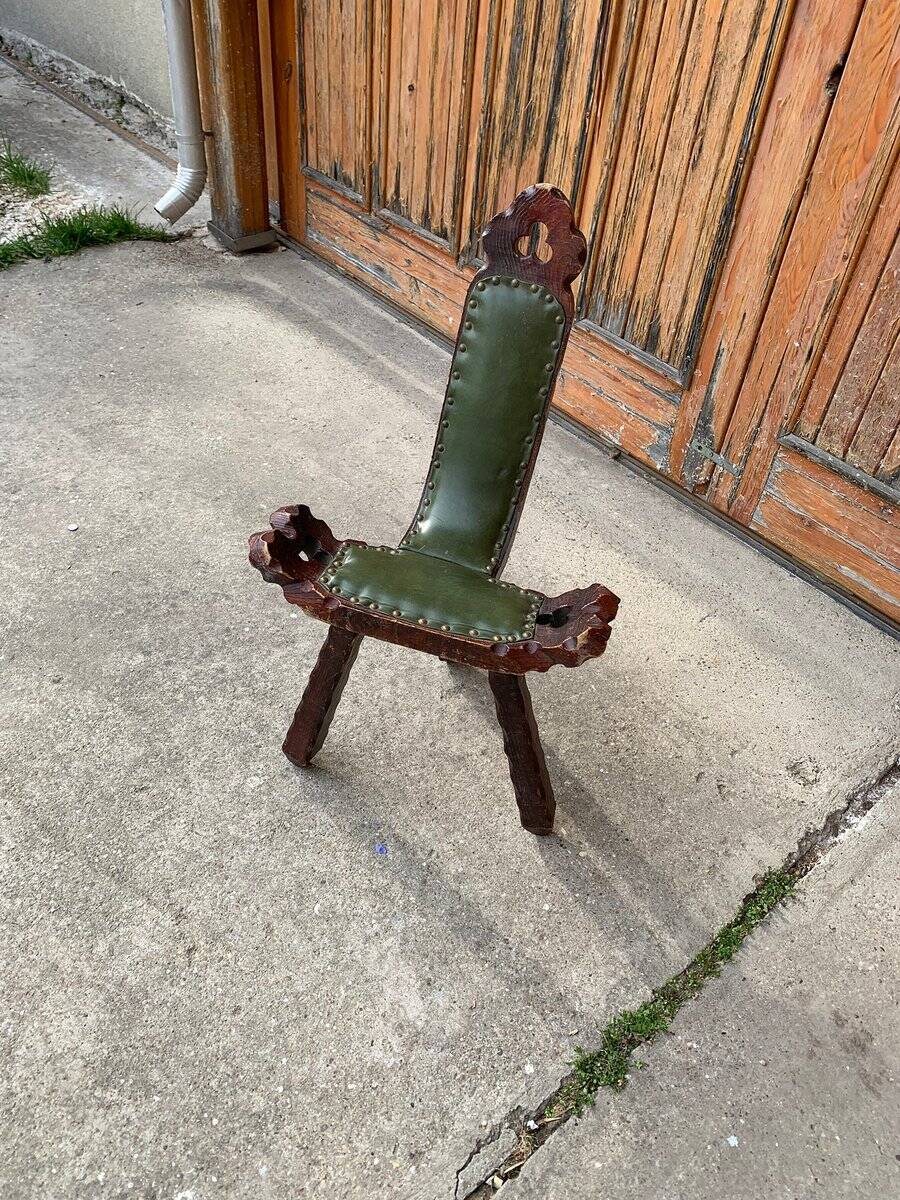 Spanish brutalist chair in solid wood and olive green leather, 1950s.