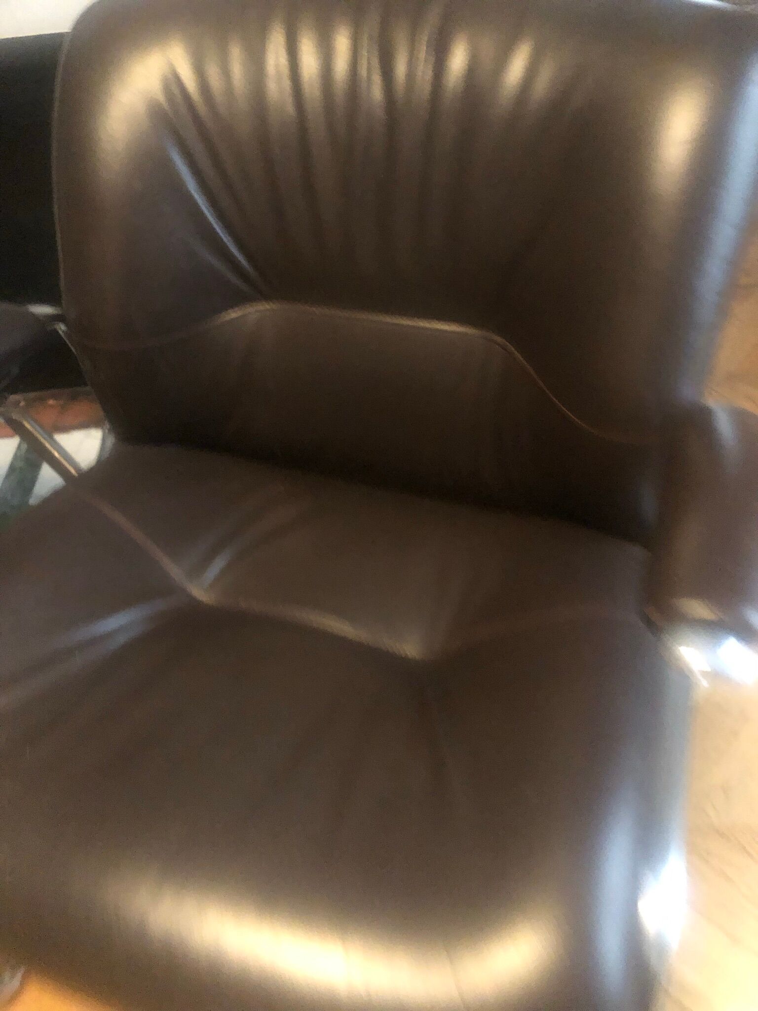 Paire de fauteuils en cuir style années 70
