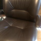 Paire de fauteuils en cuir style années 70