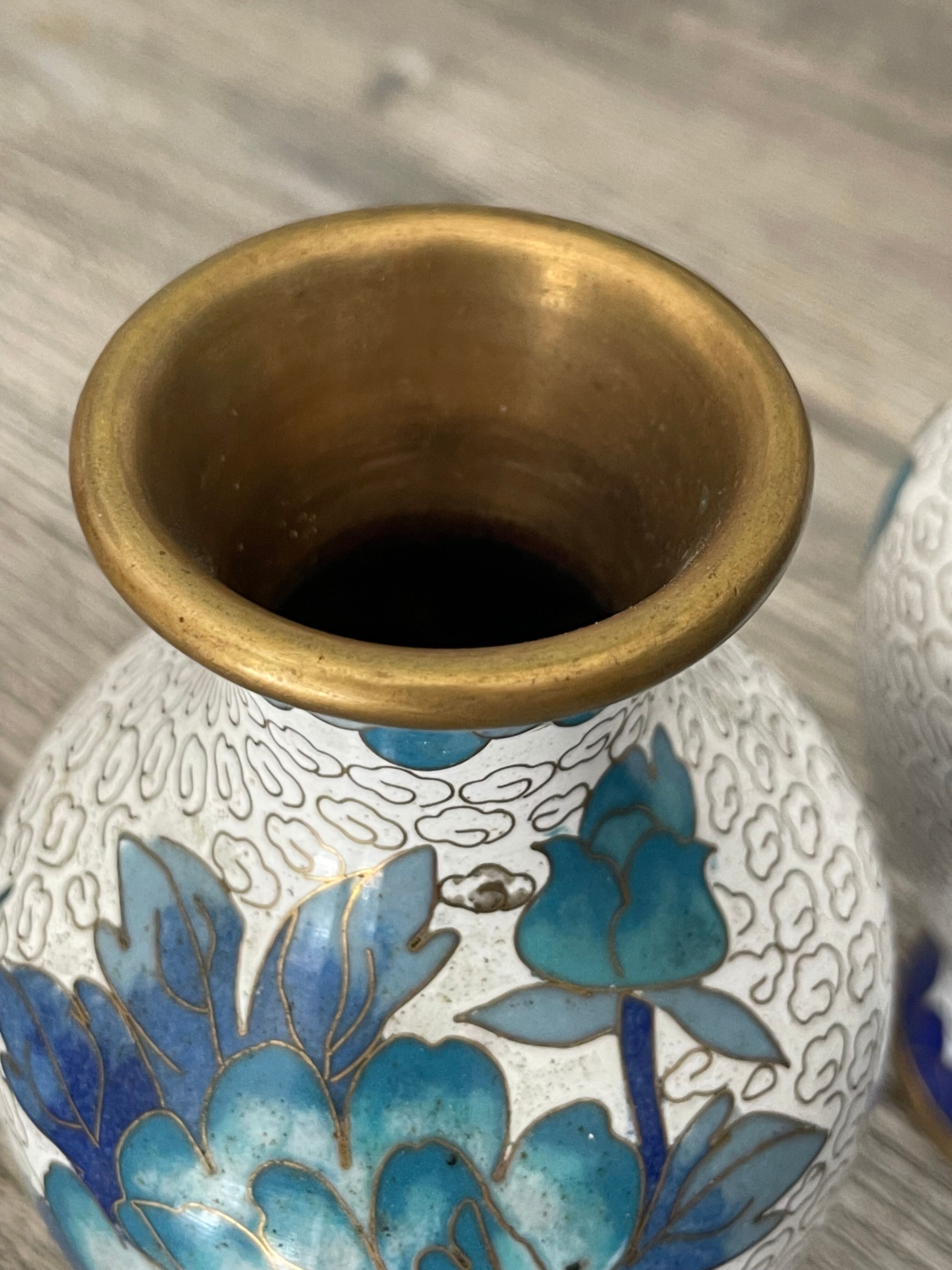 2 Asian vases