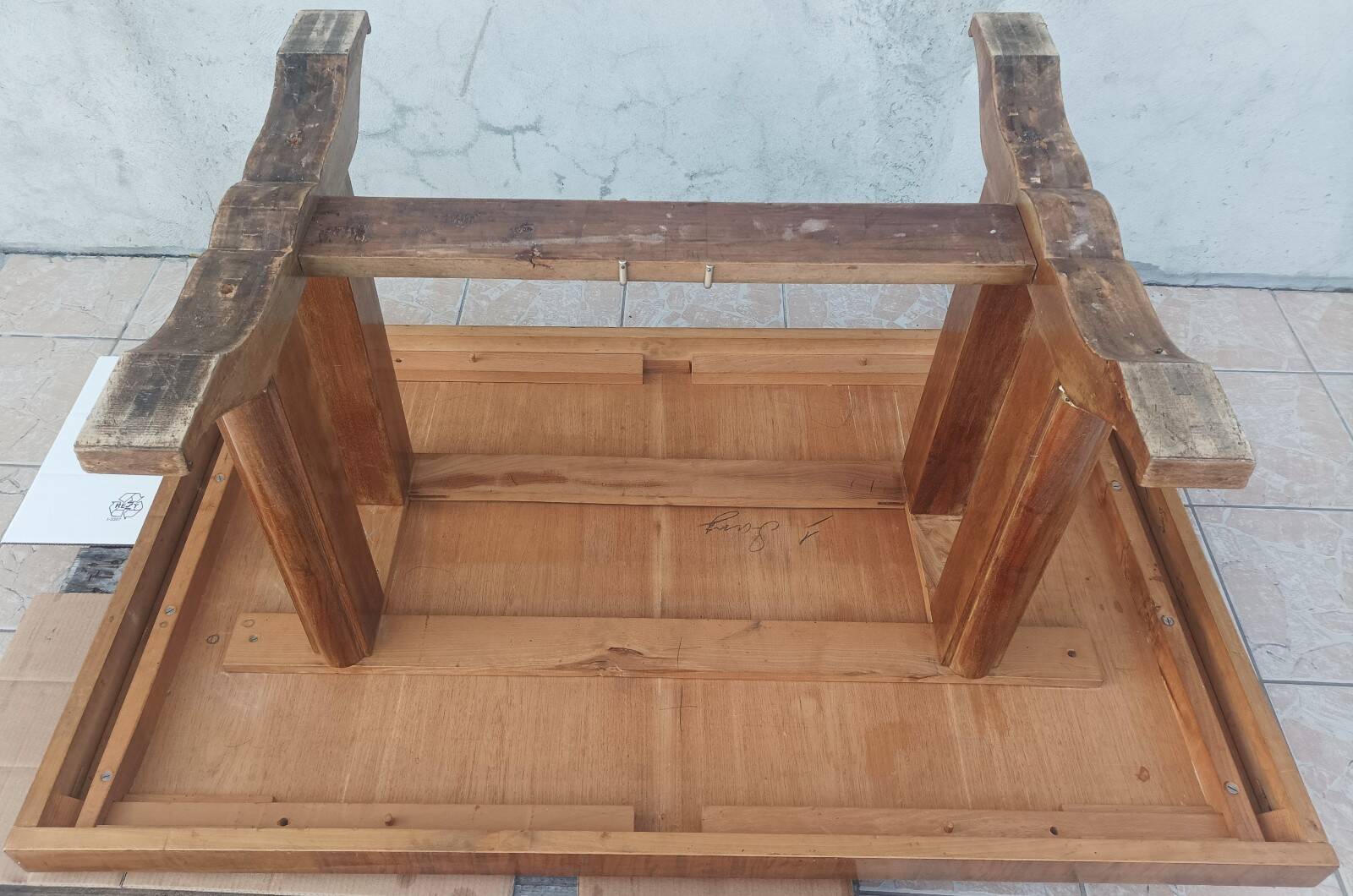 Art Deco table in walnut veneer