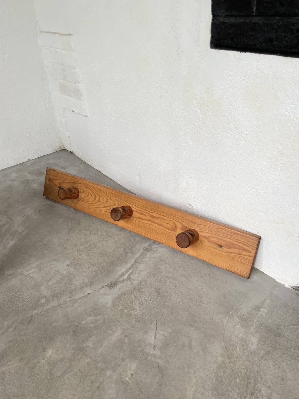 Perriand pine mountain coat rack