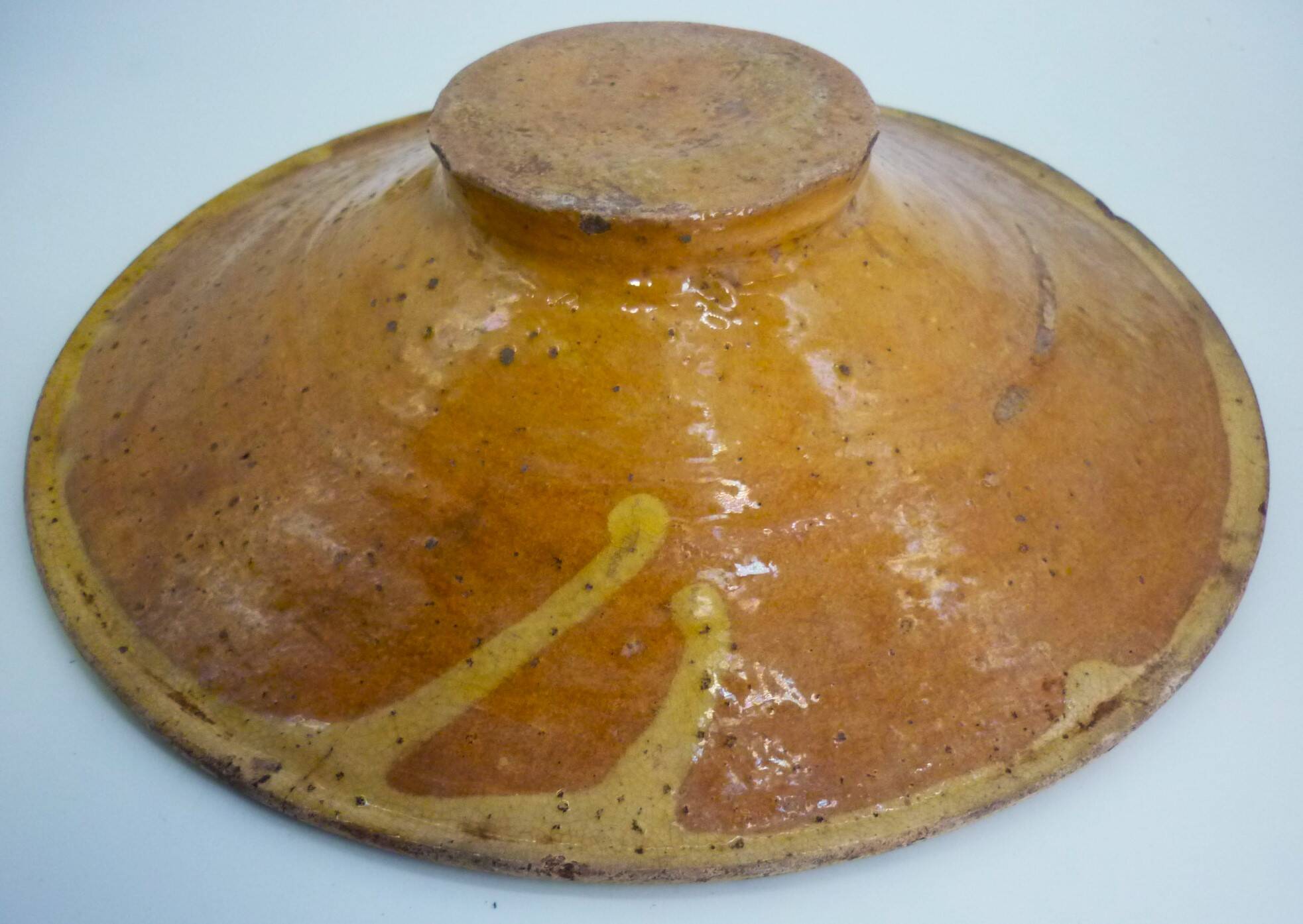 Tourne omelette ancien, terre cuite vernissée jaune, sud de la France