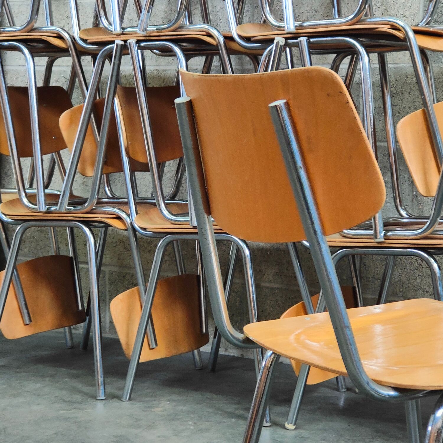 Lot de 22 chaises d'école tchèque " Kovonax" chrome et bois 1950