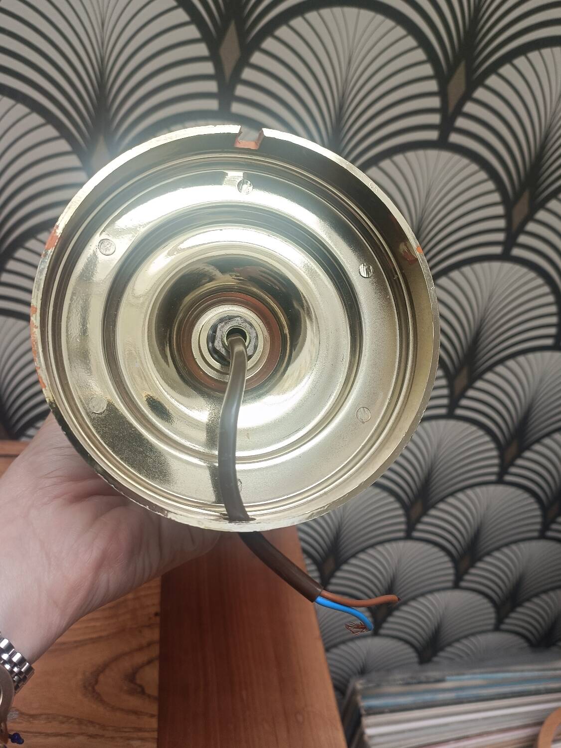 Applique avec globe en verre moulé ambré