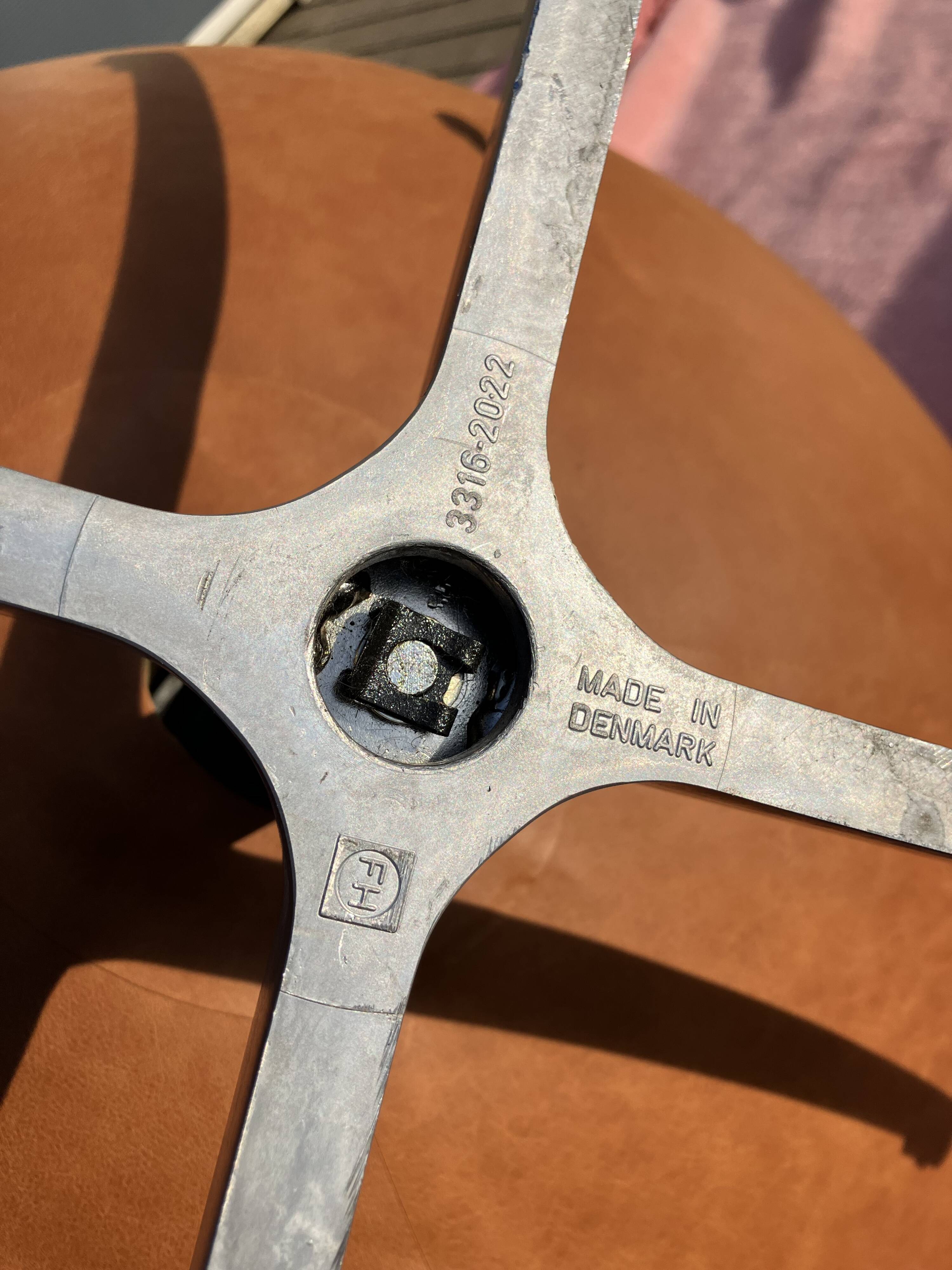 Original Fritz Hansen Egg chair from 1983 in perfect condition, new!! Rustic Cognac Camel Leather