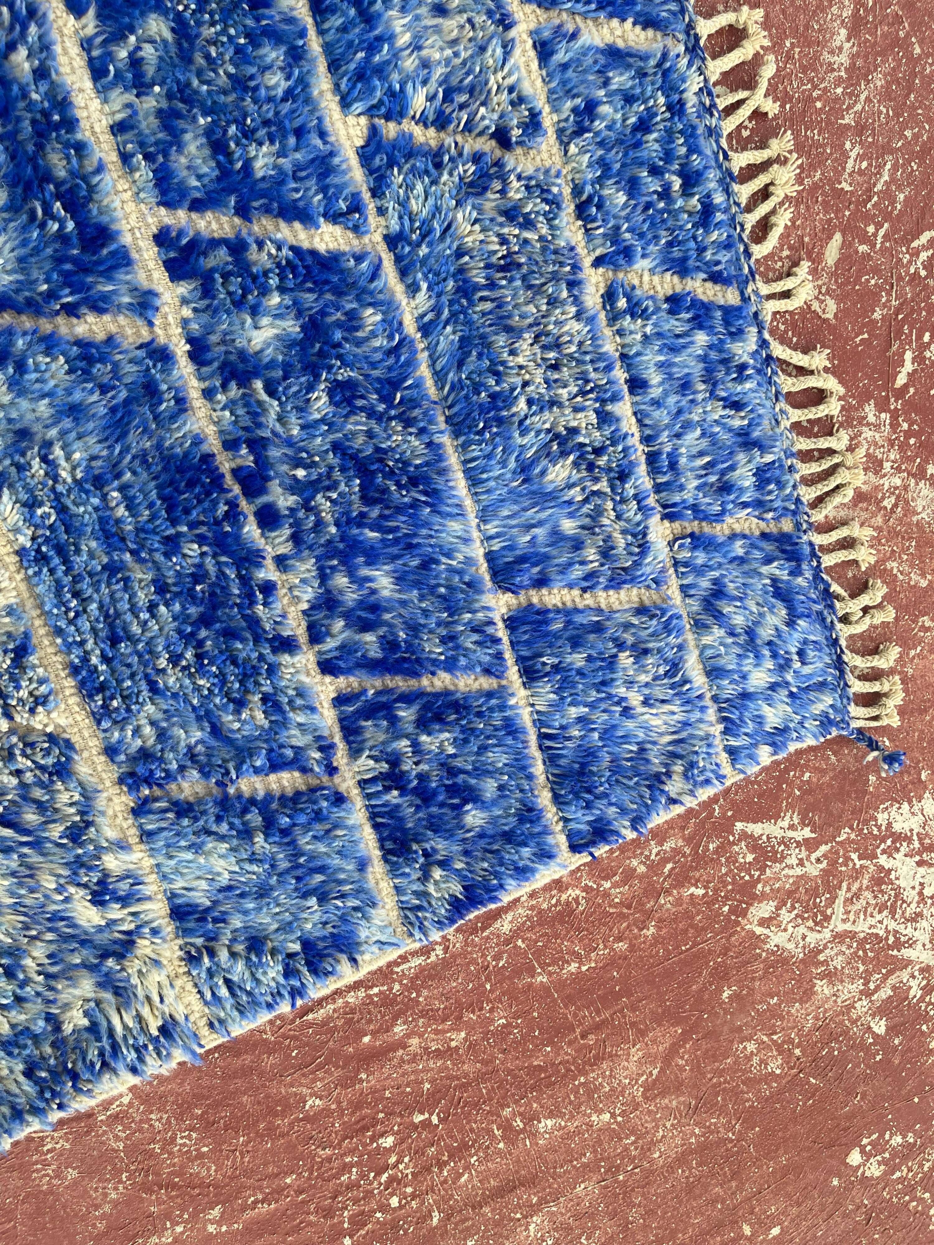 Moroccan Berber rug in royal blue 250x150 cm – geometric pattern – handmade