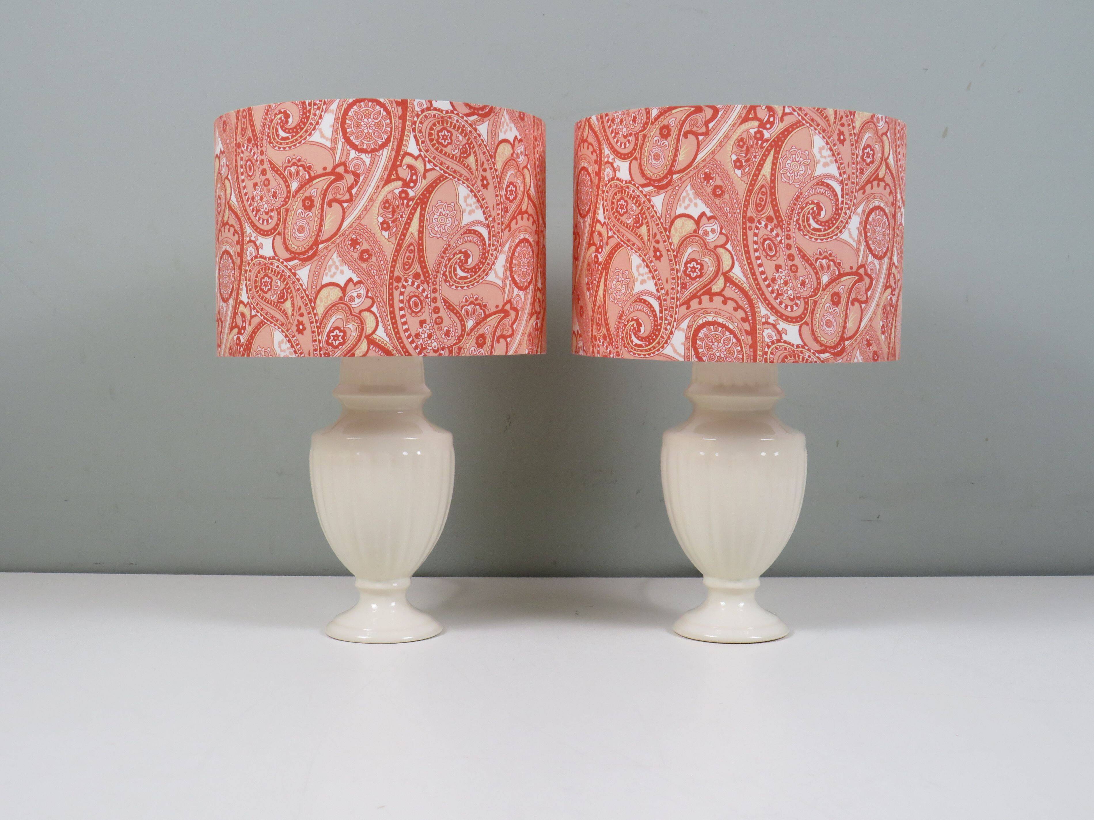 Lot de 2 lampes de chevet en céramique avec abat-jour à motif cachemire.