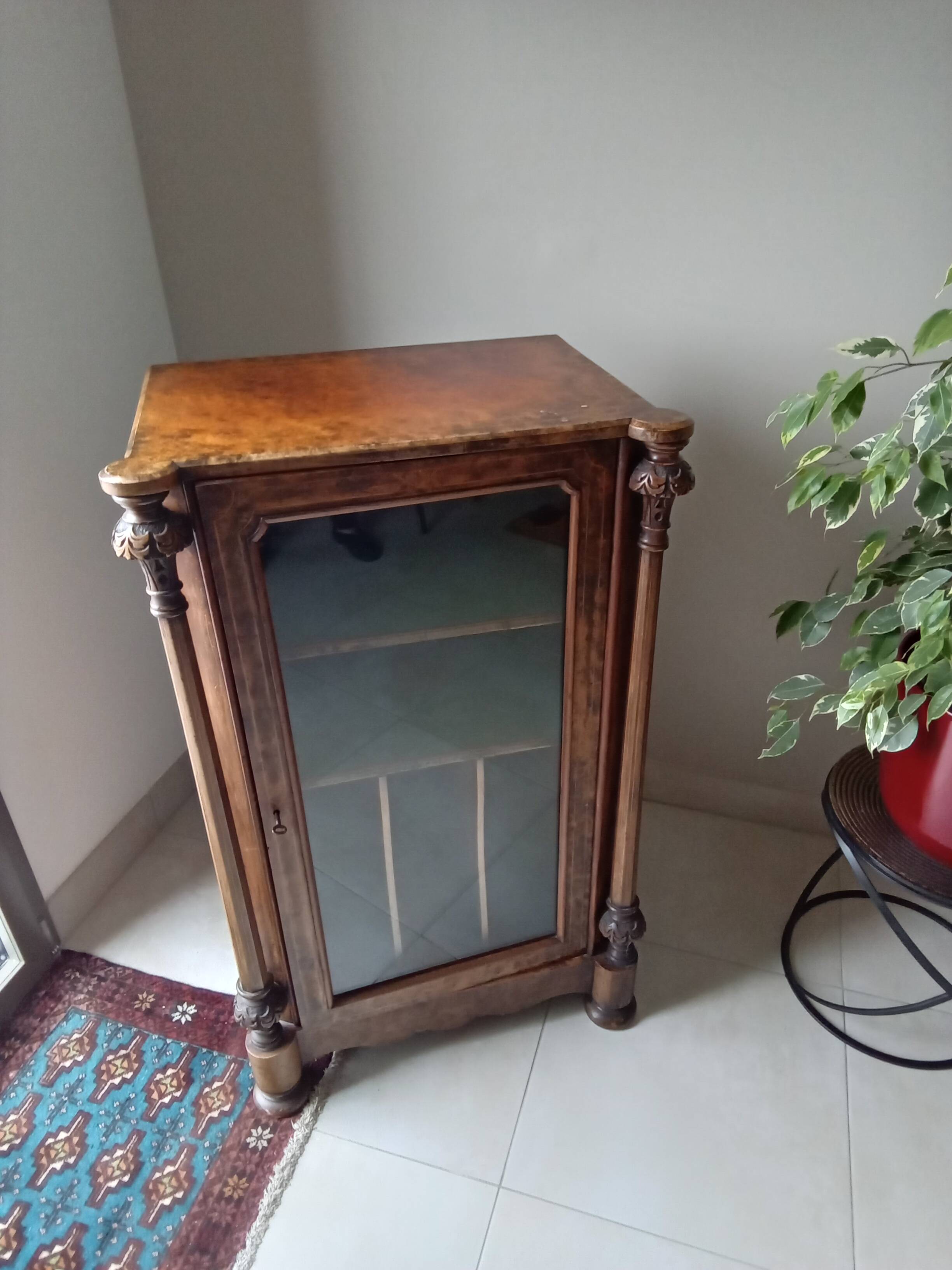 English display cabinet
