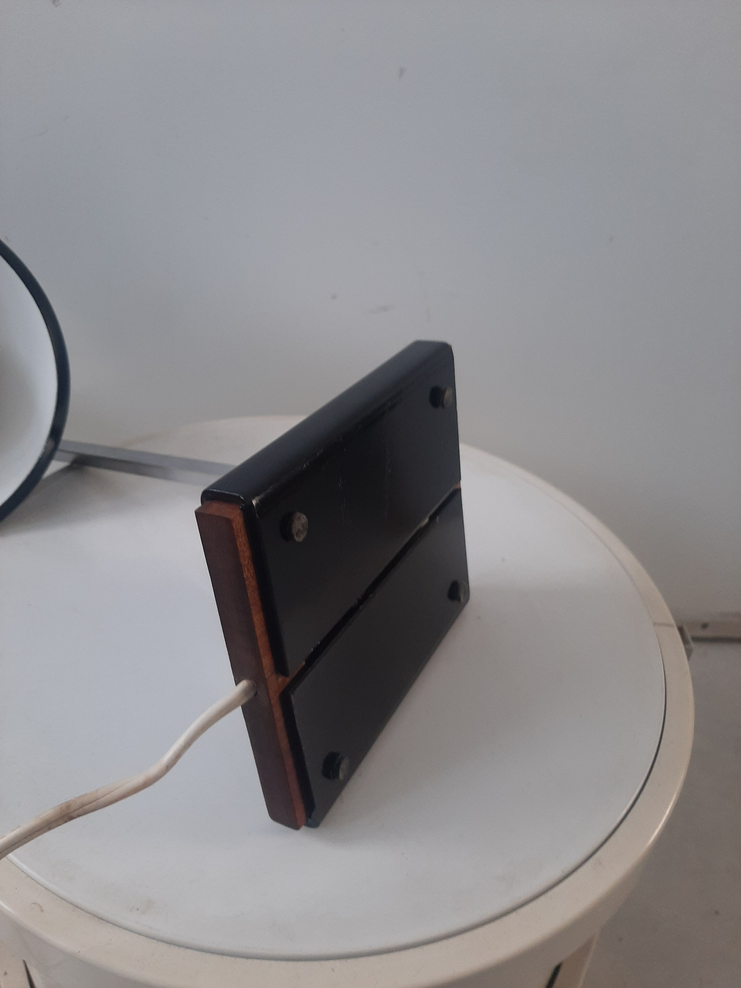 Articulated desk lamp in metal and wood