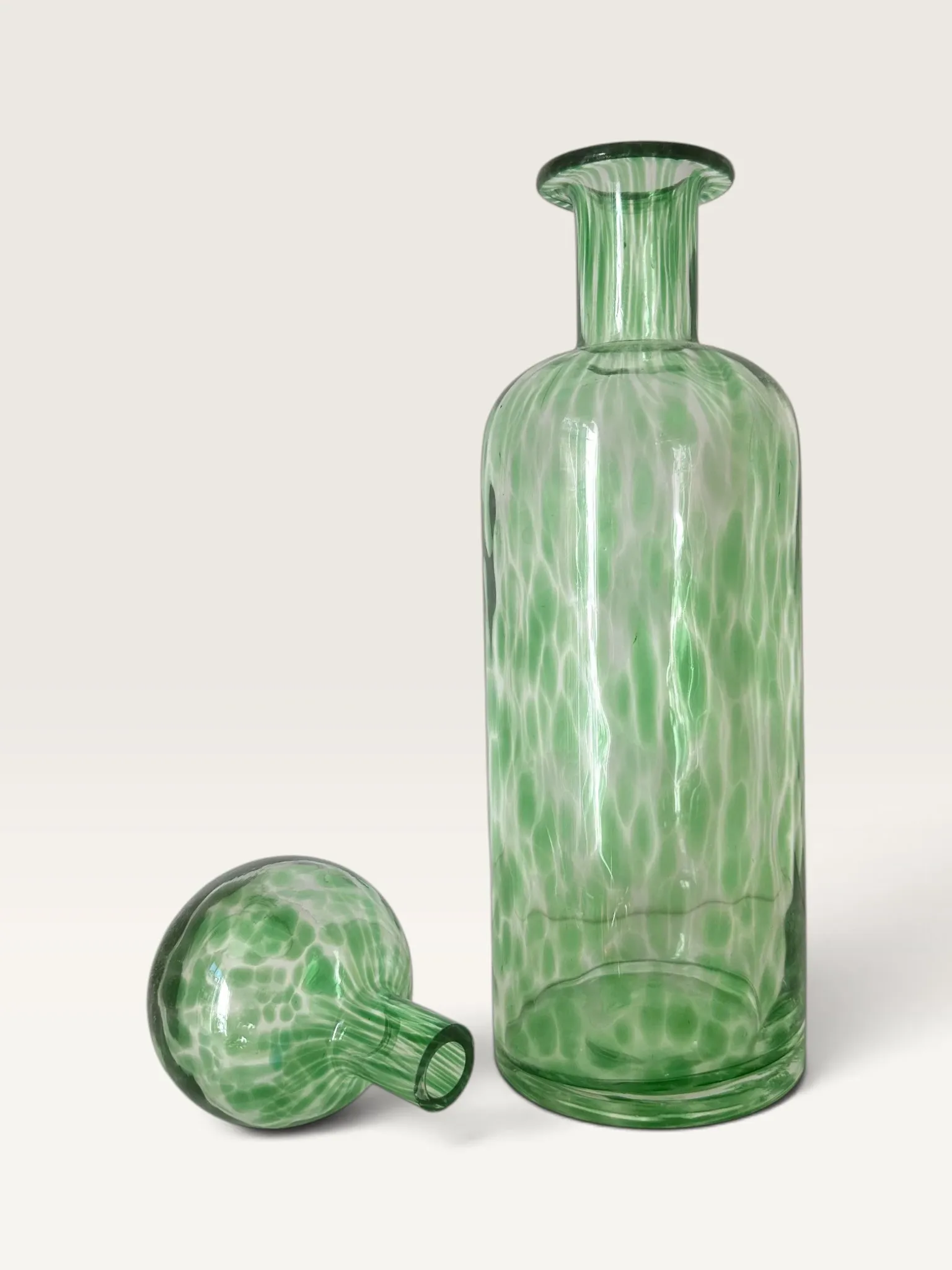 Grande carafe en verre soufflé moucheté vert avec bouchon boule