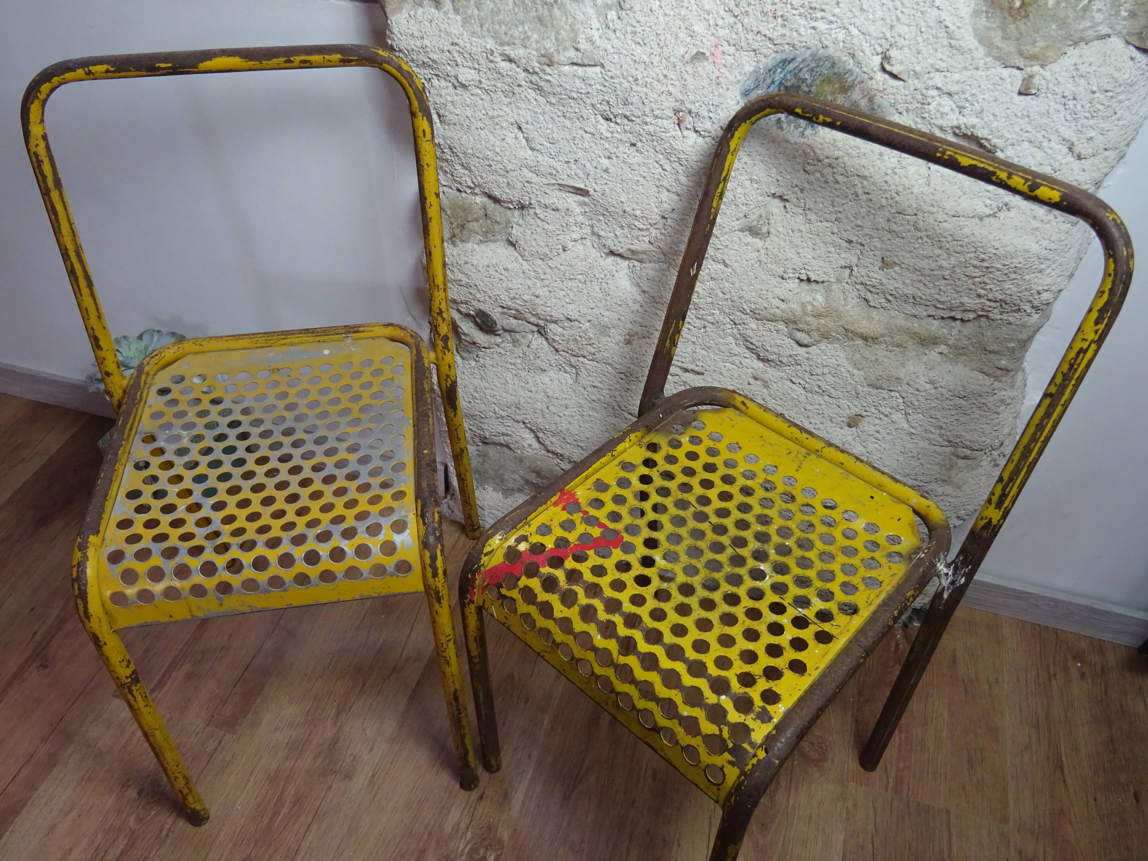 Chaises métal jaune  tôle perforée