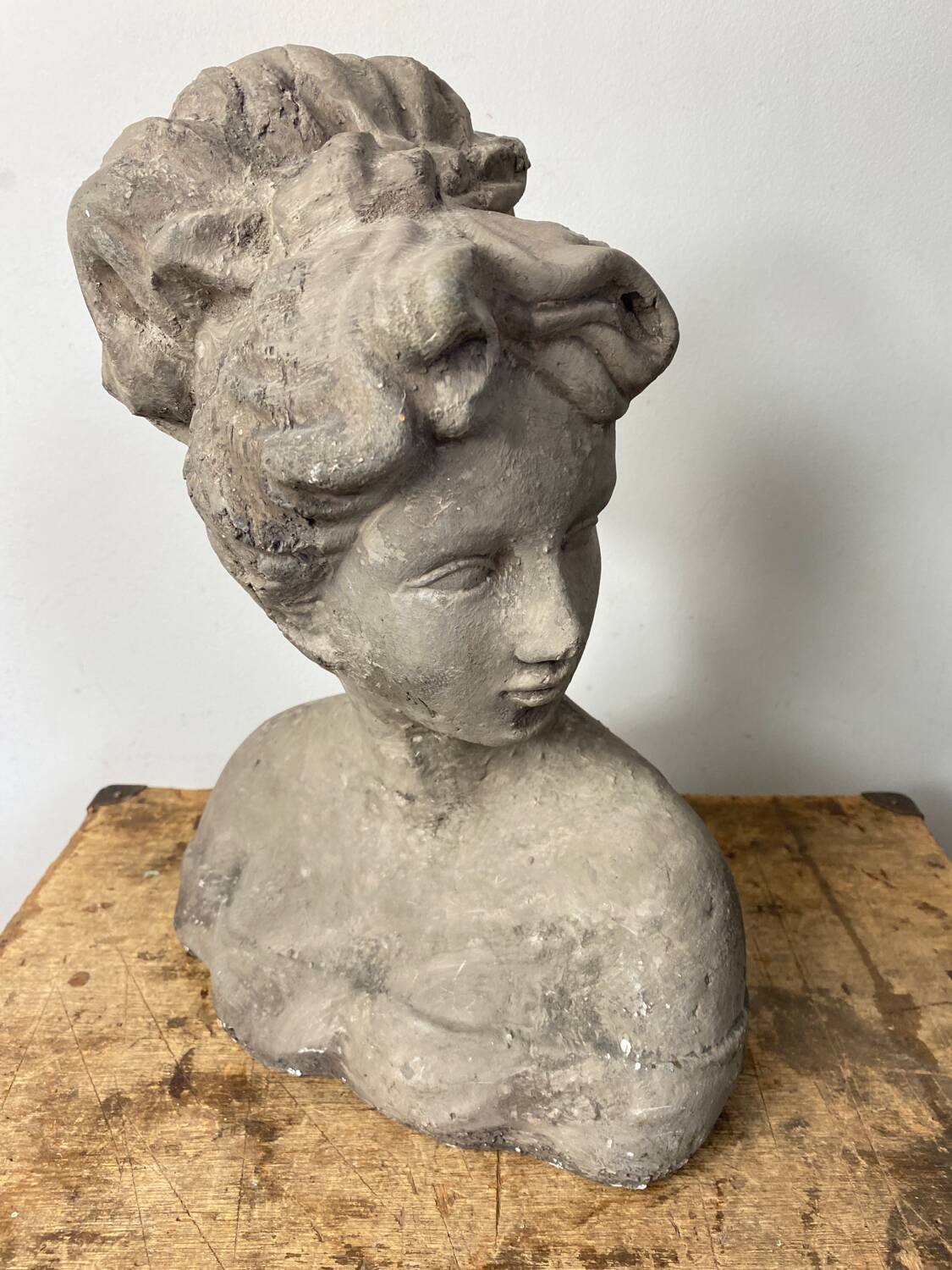 Buste de femme au chignon