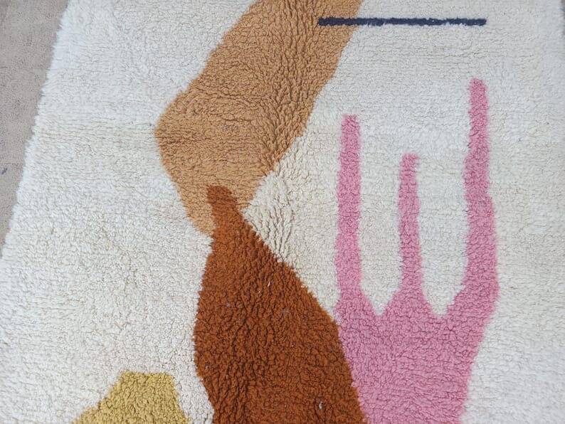 Traditional handwoven Beni Ourain Berber rug, size 150 x 250 cm.