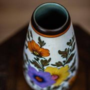Vase en céramique à motifs floraux, années 1950