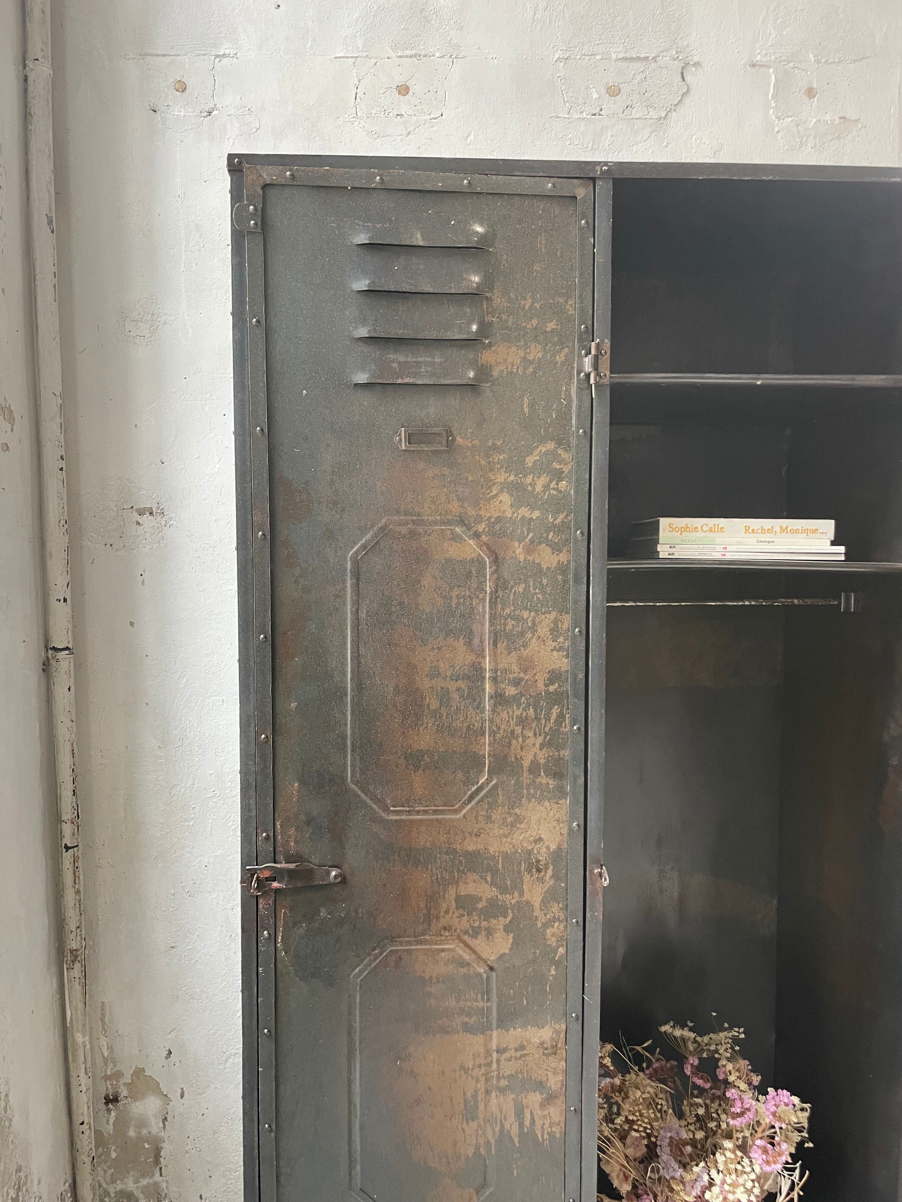Riveted metal cloakroom Swchartz 1920